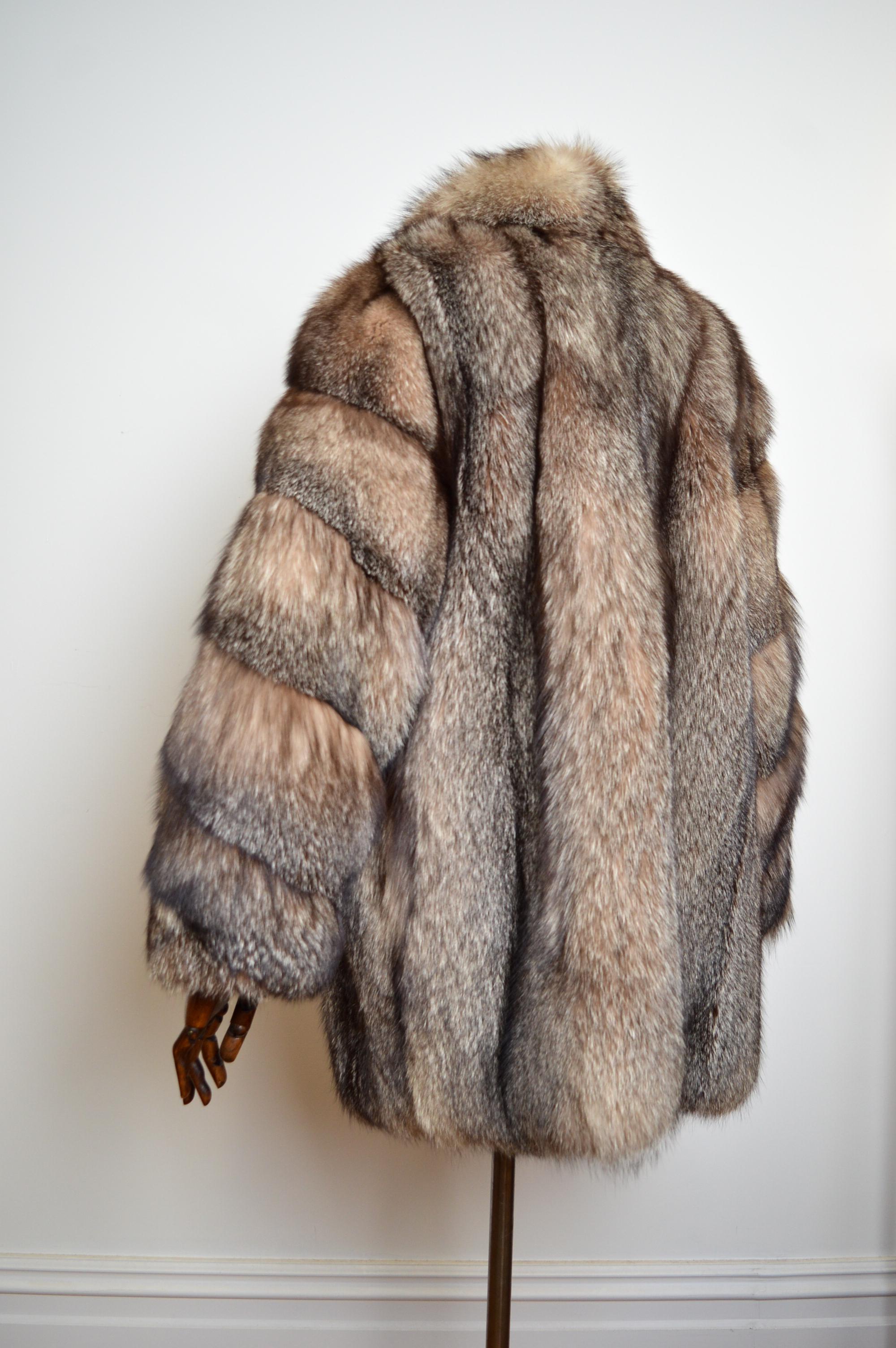 1970's Plush Luxurious Vintage Arctic Fox Silver Brown Fur Coat - Jacket  For Sale 2