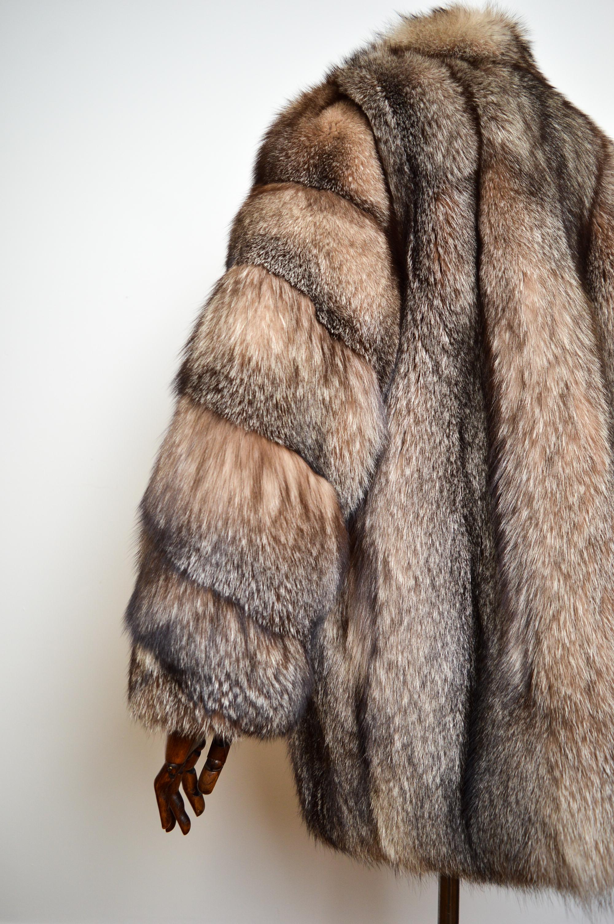 1970's Plush Luxurious Vintage Arctic Fox Silver Brown Fur Coat - Jacket  For Sale 3