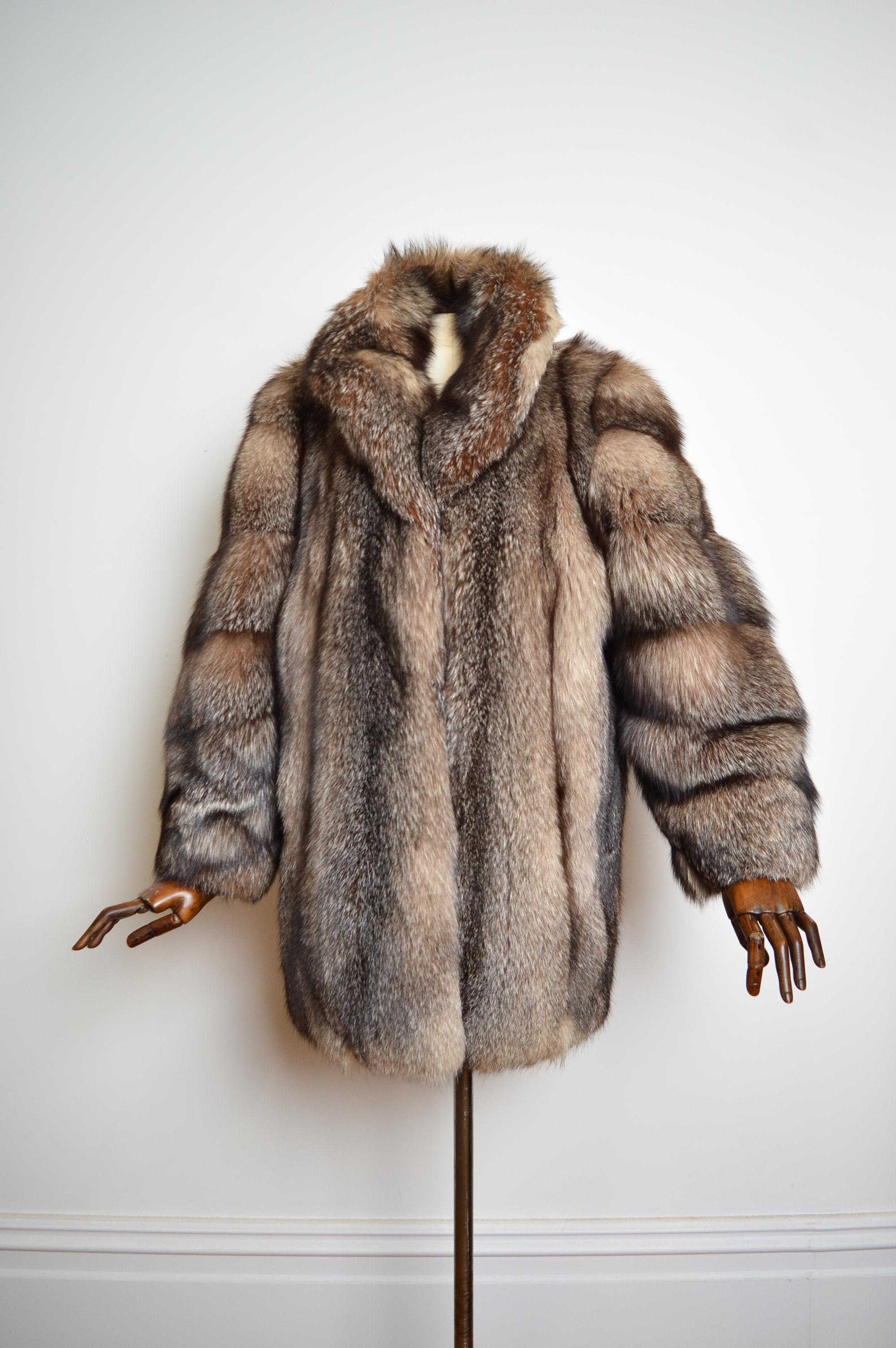 1970's Plush Luxurious Vintage Arctic Fox Silver Brown Fur Coat - Jacket  For Sale 4
