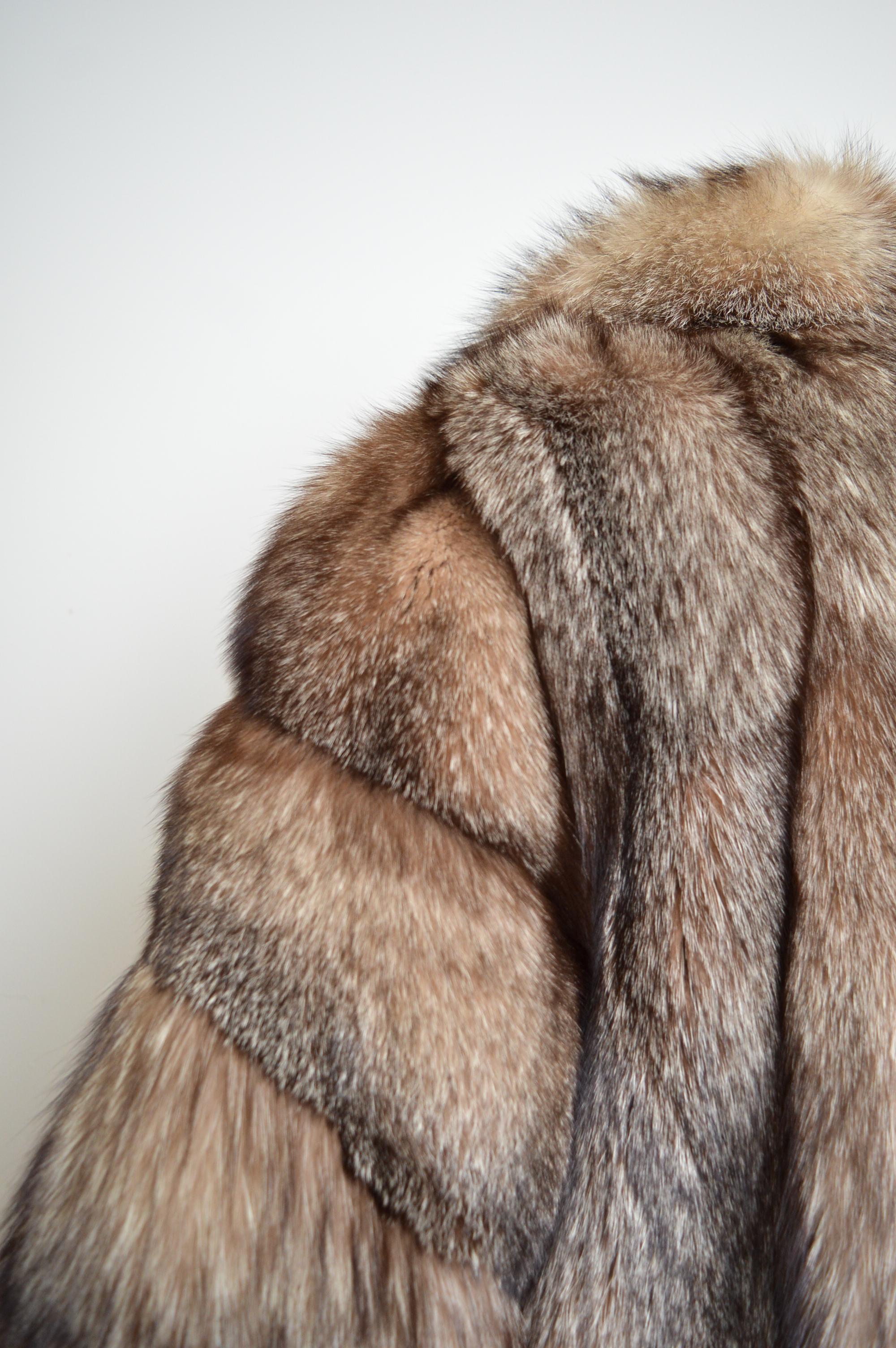 1970's Plush Luxurious Vintage Arctic Fox Silver Brown Fur Coat - Jacket  For Sale 5