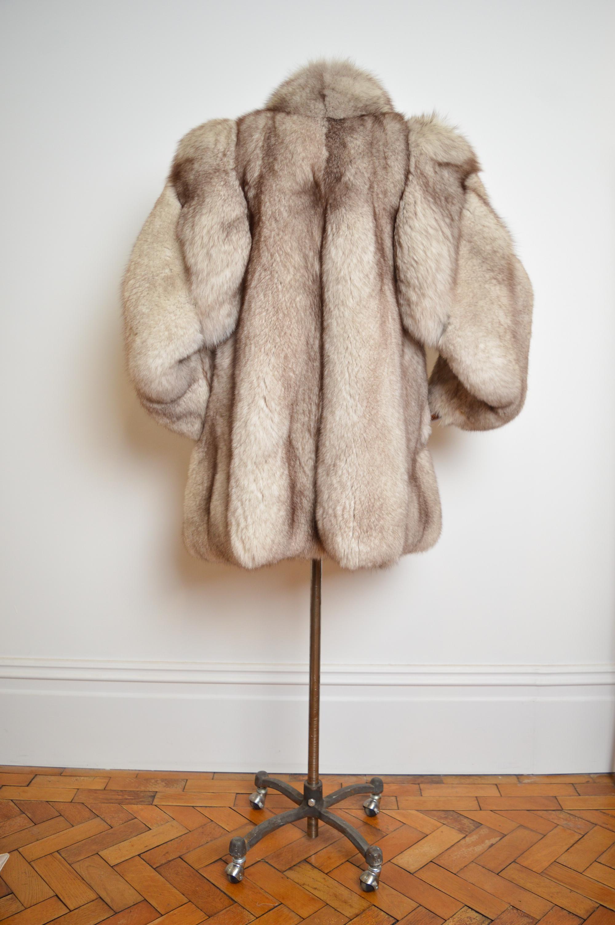 1970's Plush Luxurious Vintage Arctic Fox Silver White Real Fur Coat - Jacket  For Sale 7