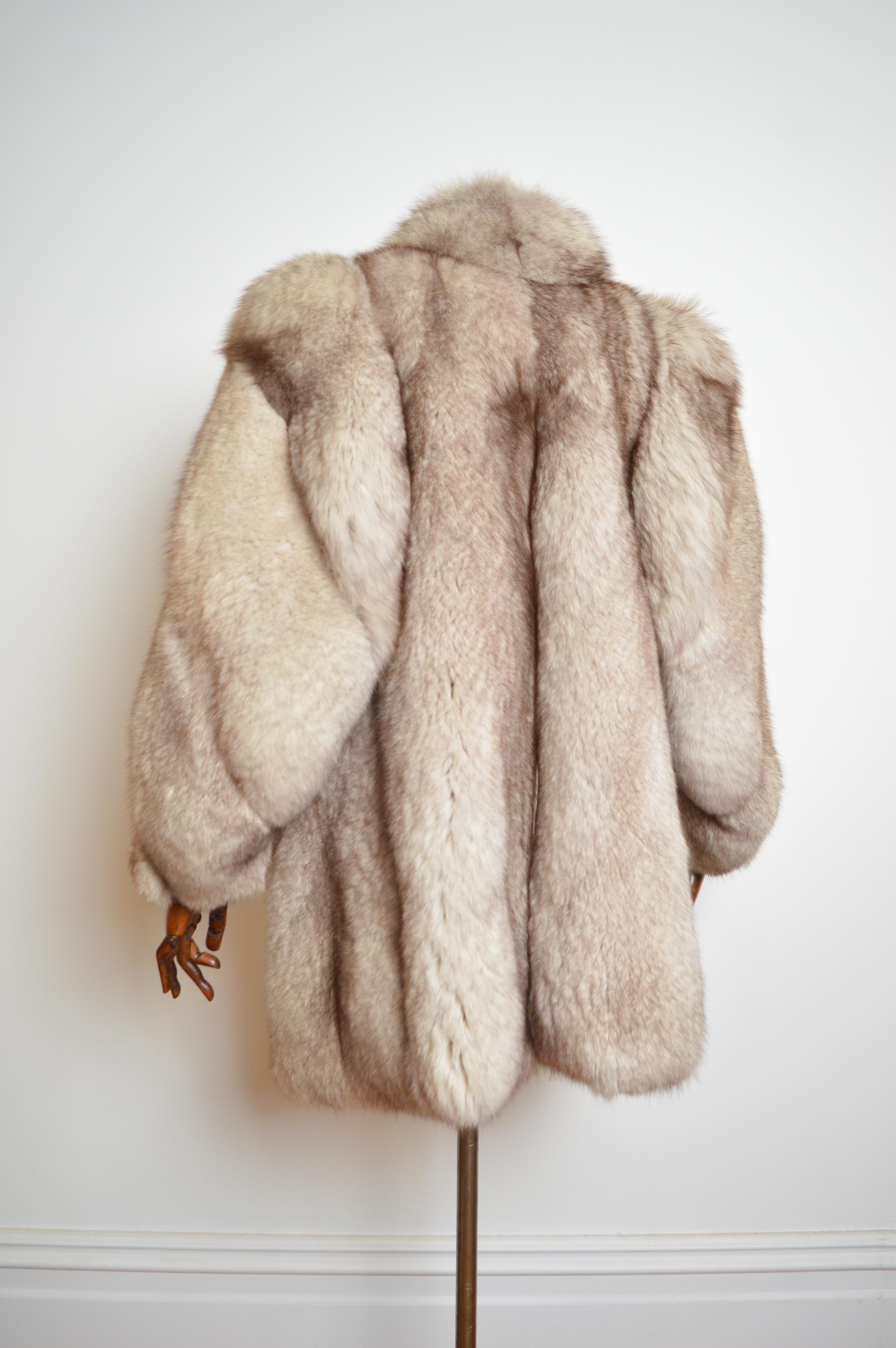 1970's Plush Luxurious Vintage Arctic Fox Silver White Real Fur Coat - Jacket  For Sale 9