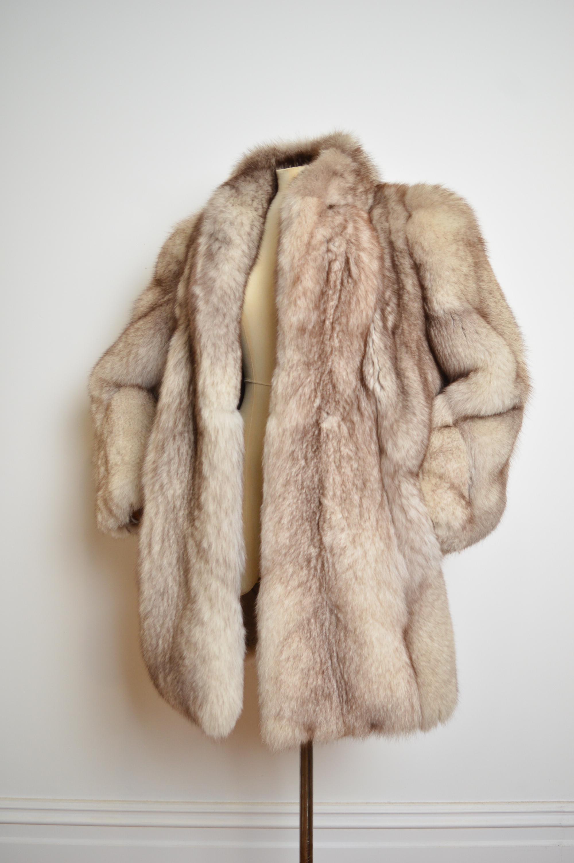 1970's Plush Luxurious Vintage Arctic Fox Silver White Real Fur Coat - Jacket  In Good Condition For Sale In Sheffield, GB