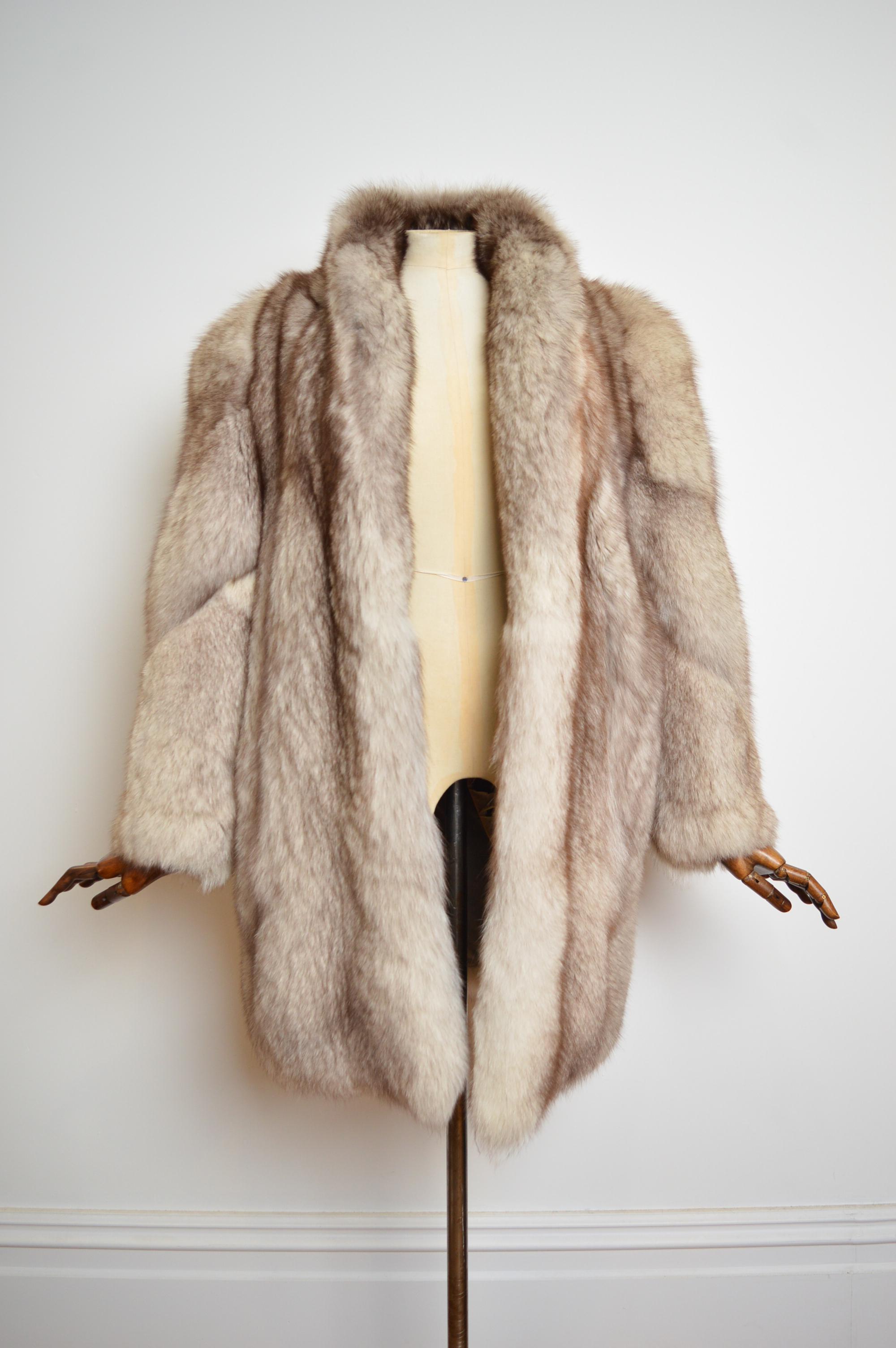 1970's Plush Luxurious Vintage Arctic Fox Silver White Real Fur Coat - Jacket  For Sale 2