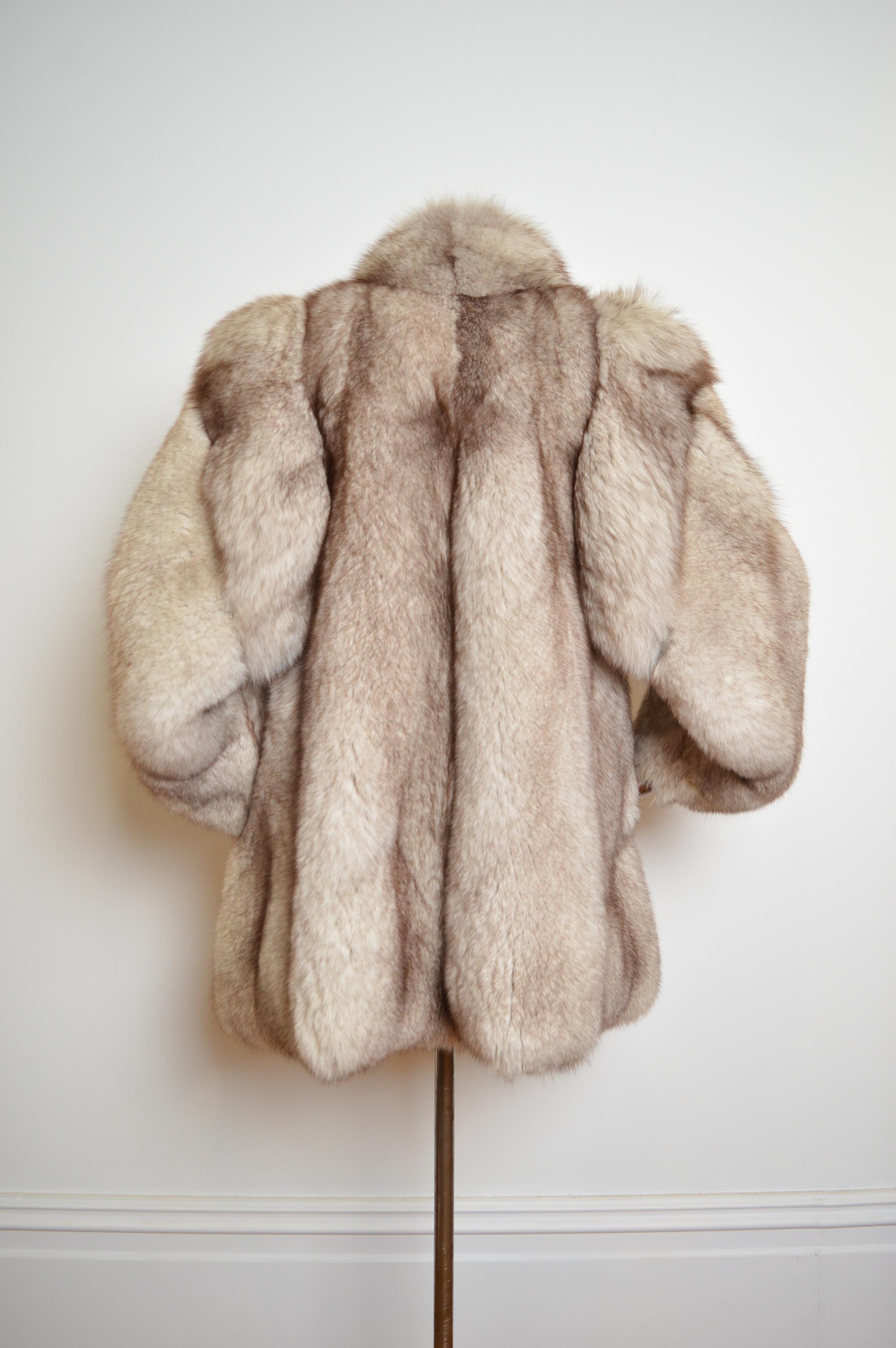 1970's Plush Luxurious Vintage Arctic Fox Silver White Real Fur Coat - Jacket  For Sale 3