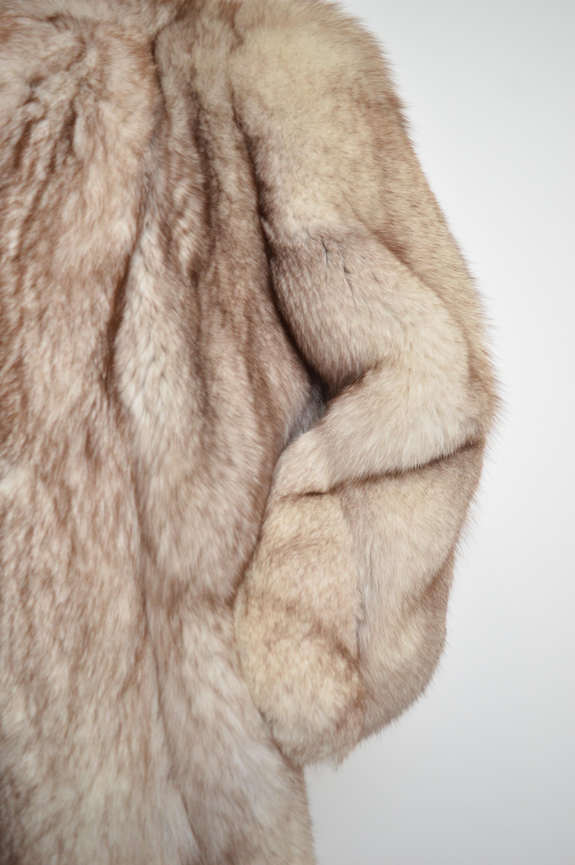 1970's Plush Luxurious Vintage Arctic Fox Silver White Real Fur Coat - Jacket  For Sale 4