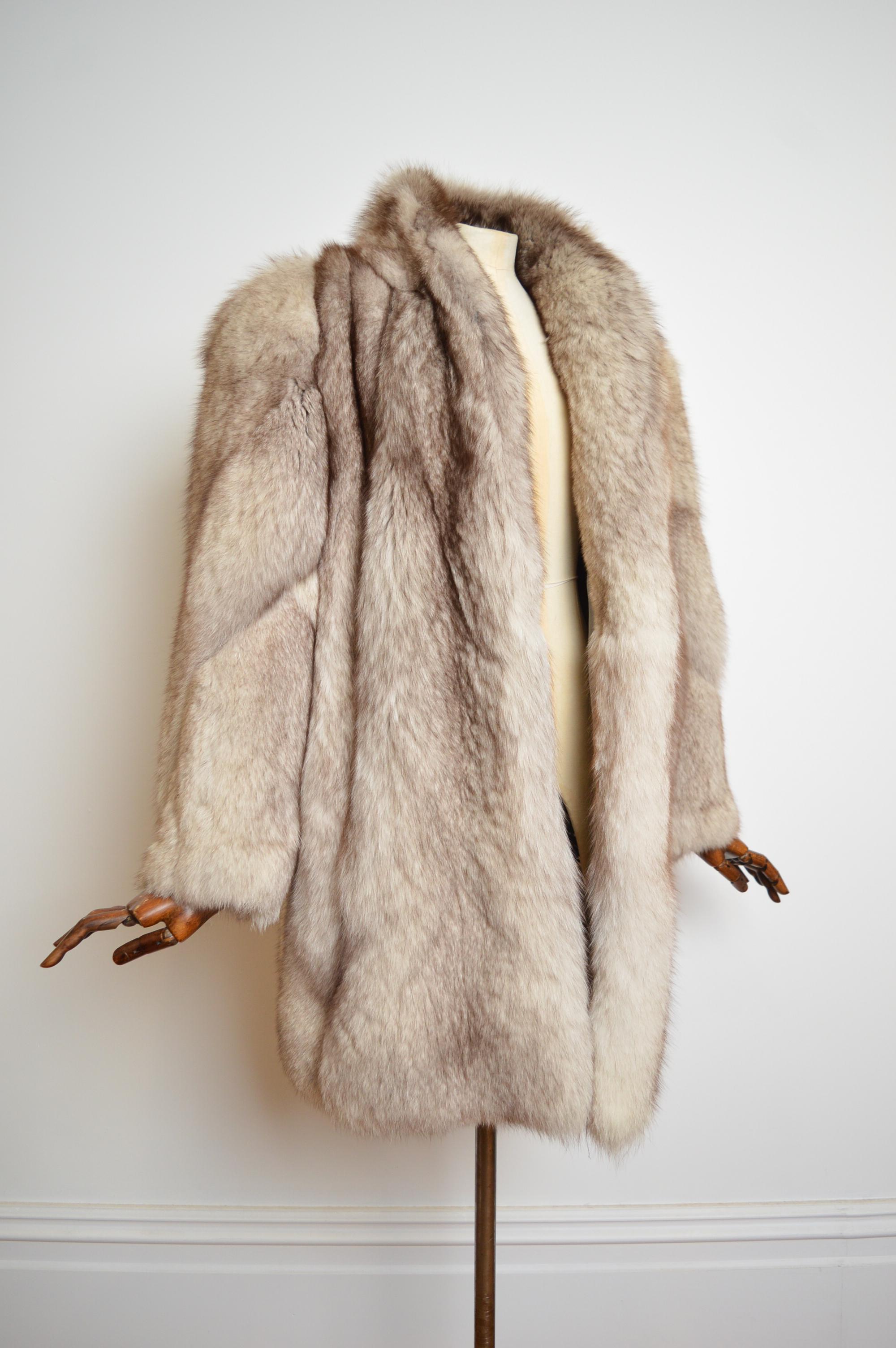 1970's Plush Luxurious Vintage Arctic Fox Silver White Real Fur Coat - Jacket  For Sale 5