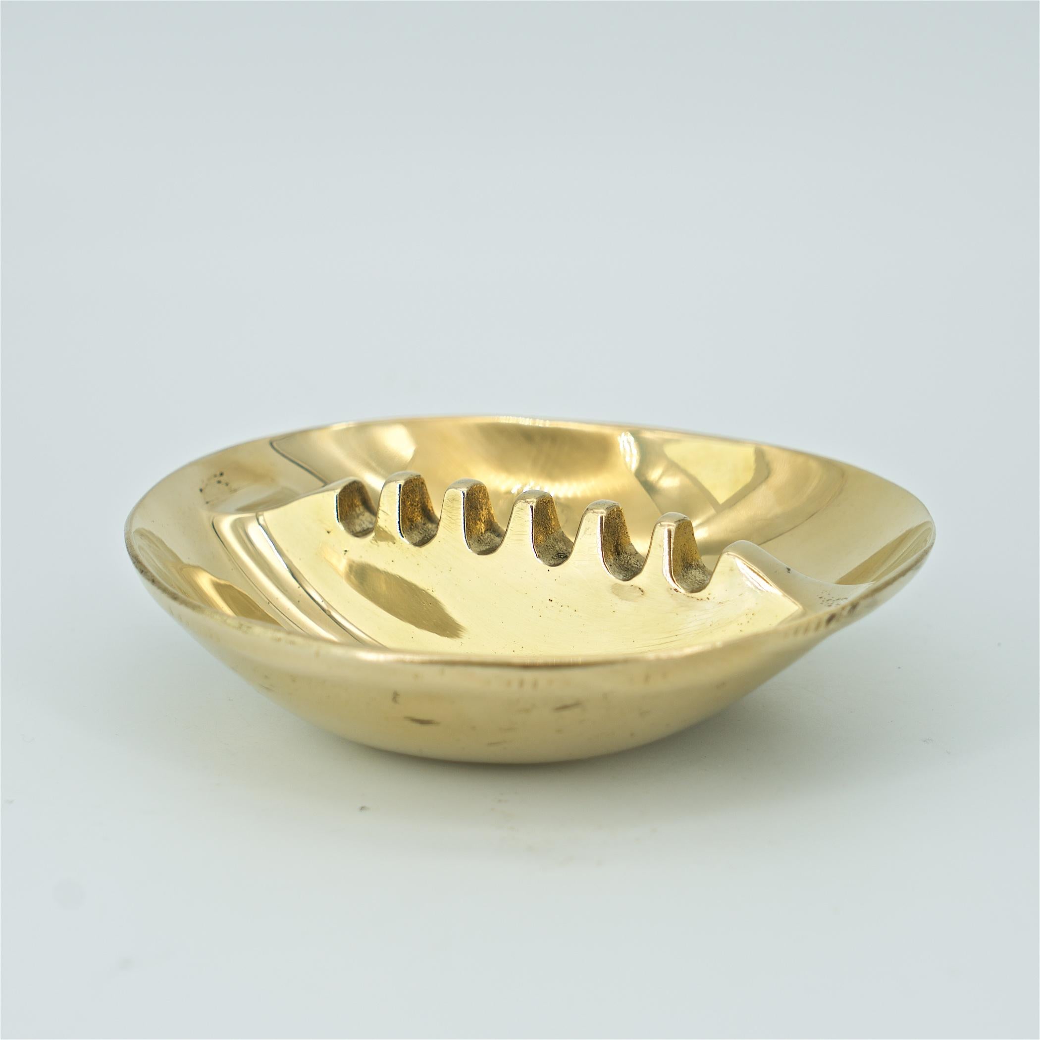 1970s Polished Gold Tone Ashtray Table Sculpture Mid-Century American Design In Good Condition In Hyattsville, MD