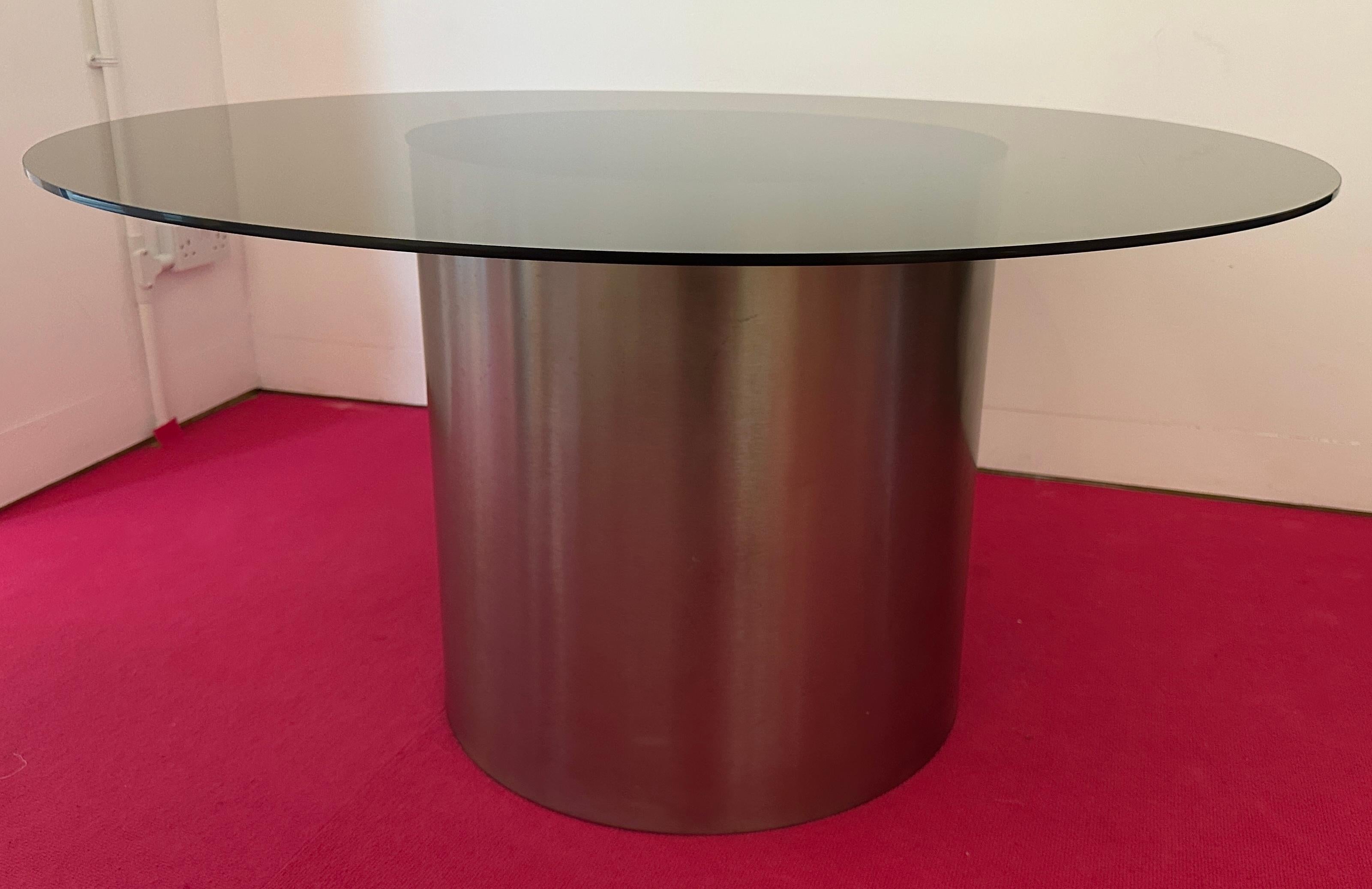 1970 - Table de salle à manger circulaire en acier inoxydable poli, cylindre et verre fumé en vente 4