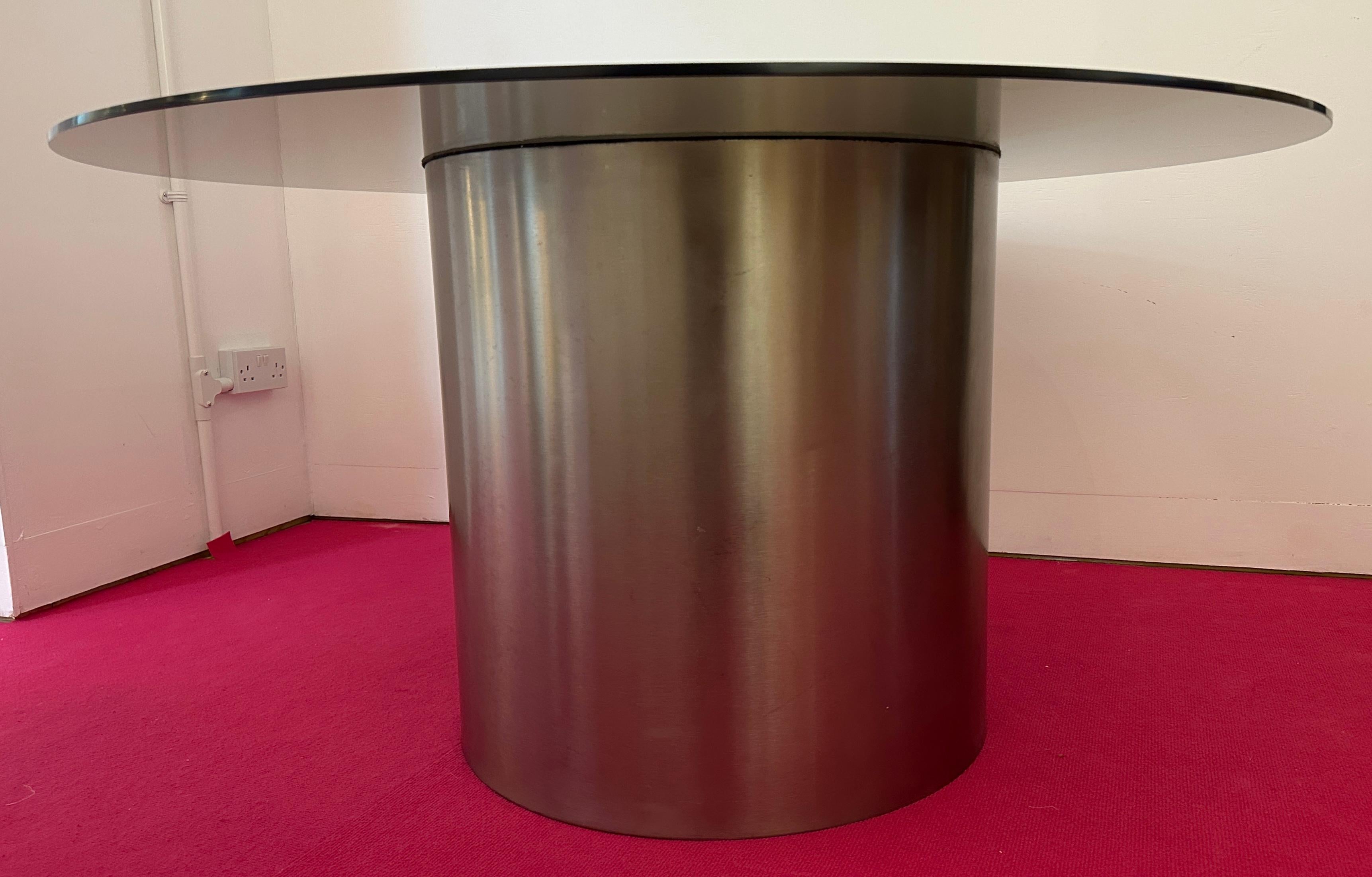 1970 - Table de salle à manger circulaire en acier inoxydable poli, cylindre et verre fumé en vente 7