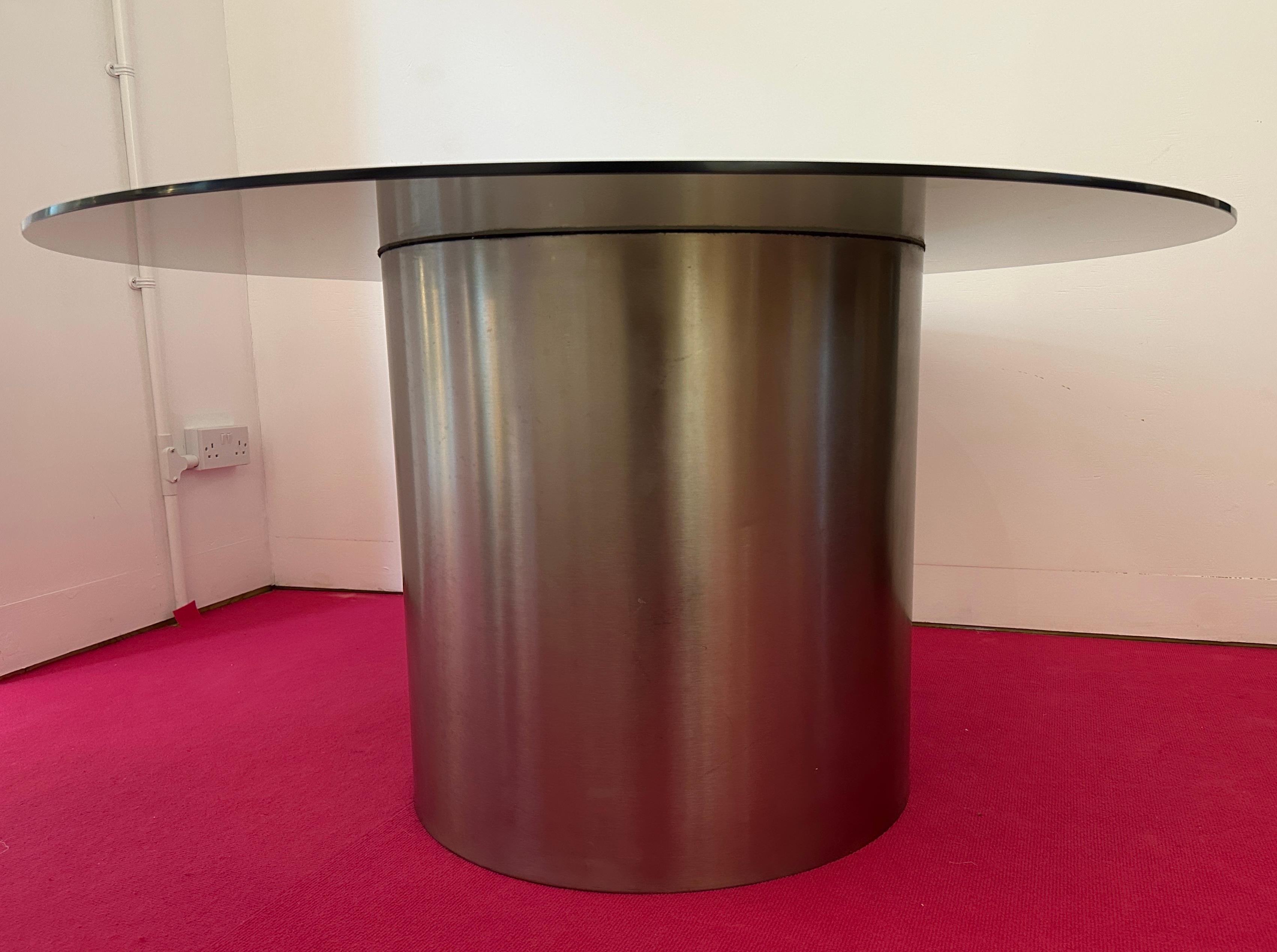 1970 - Table de salle à manger circulaire en acier inoxydable poli, cylindre et verre fumé en vente 8