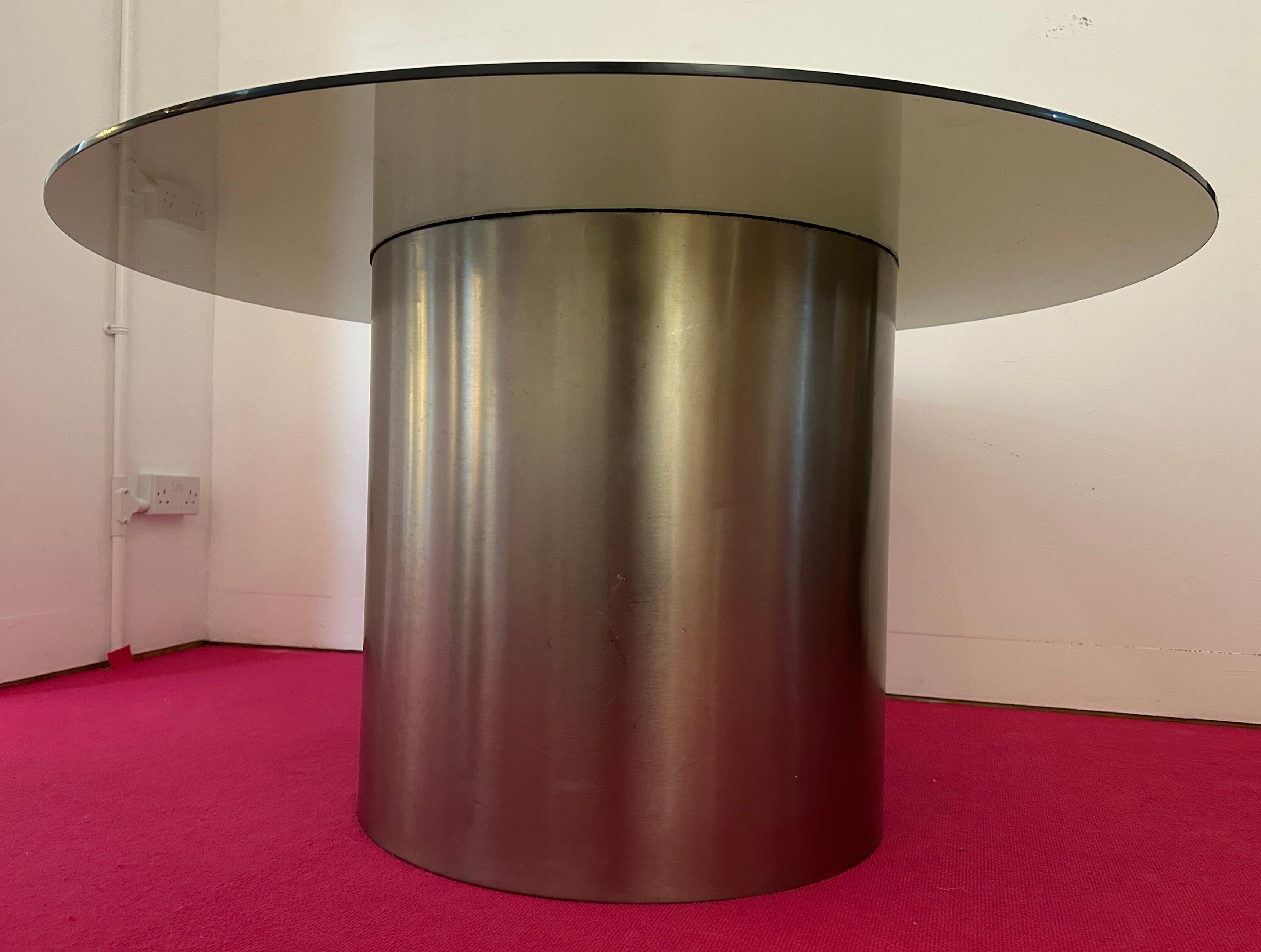 1970 - Table de salle à manger circulaire en acier inoxydable poli, cylindre et verre fumé en vente 10