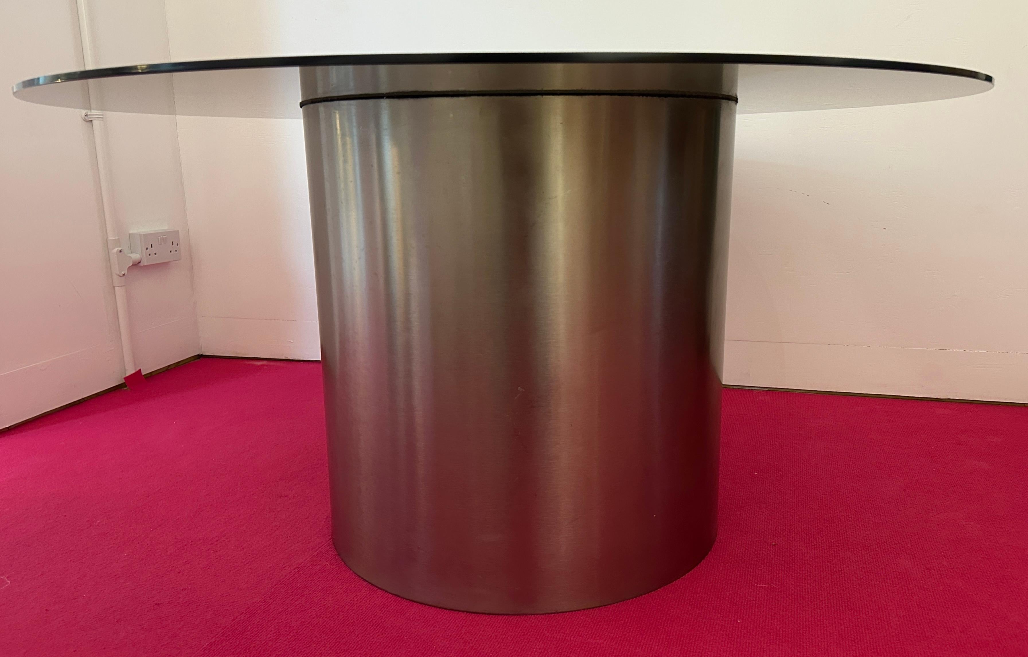 1970 - Table de salle à manger circulaire en acier inoxydable poli, cylindre et verre fumé en vente 11