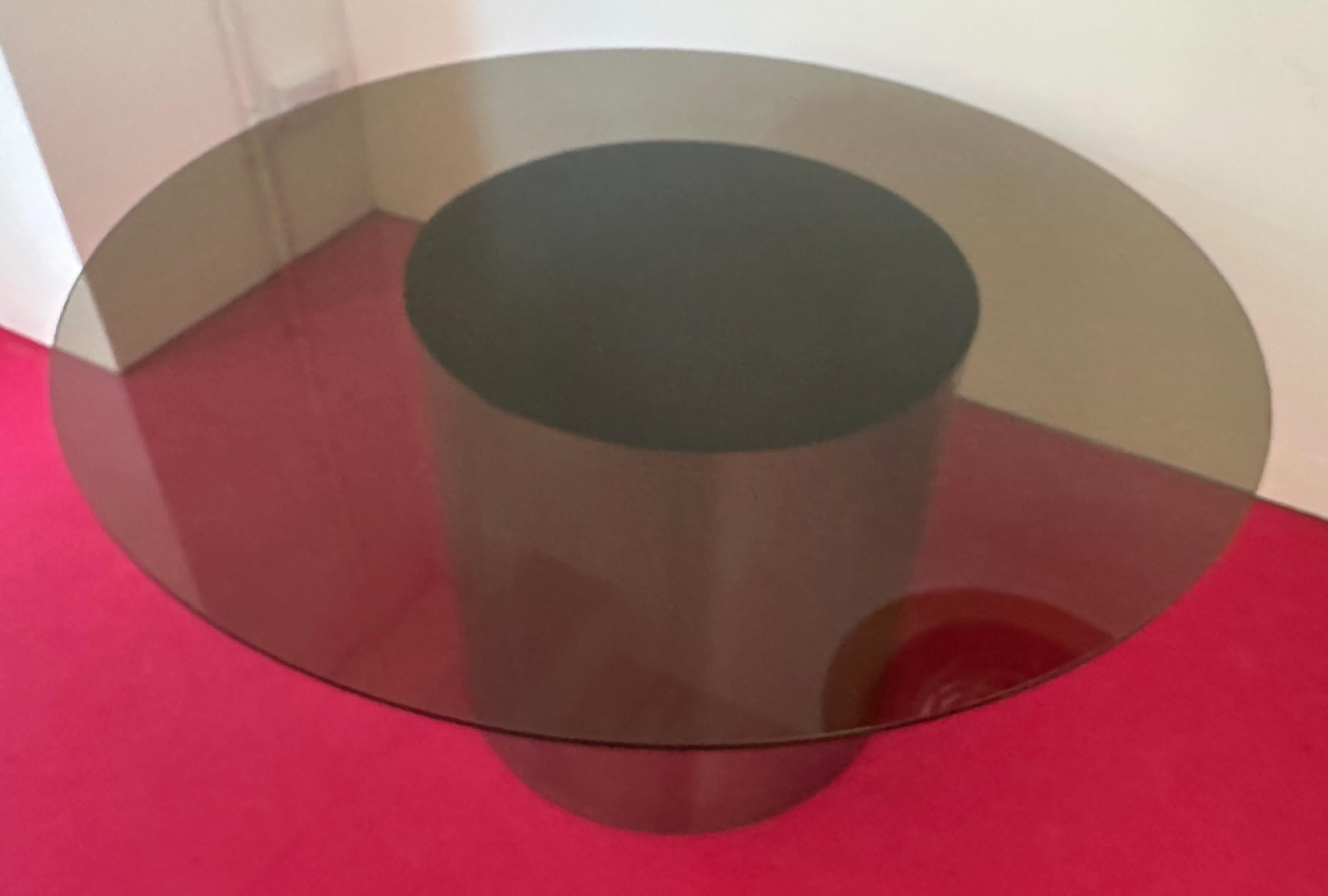 Table de salle à manger américaine des années 1970 en forme de tambour cylindrique en acier inoxydable poli et en verre circulaire brun fumé dans le style de Brueton. 6 personnes peuvent s'asseoir confortablement. Un design très élégant et épuré qui