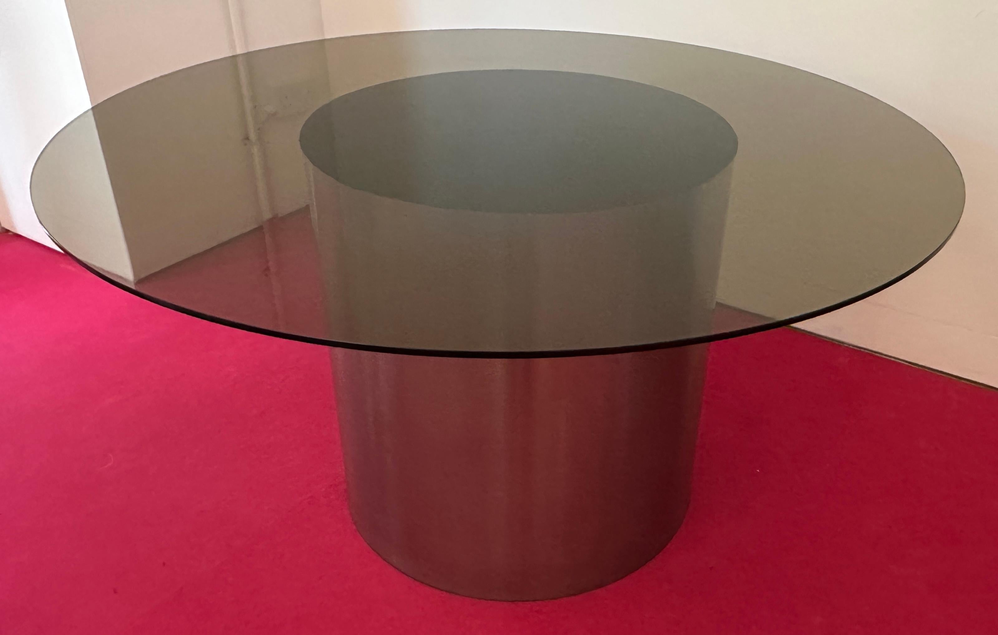 Mid-Century Modern 1970 - Table de salle à manger circulaire en acier inoxydable poli, cylindre et verre fumé en vente