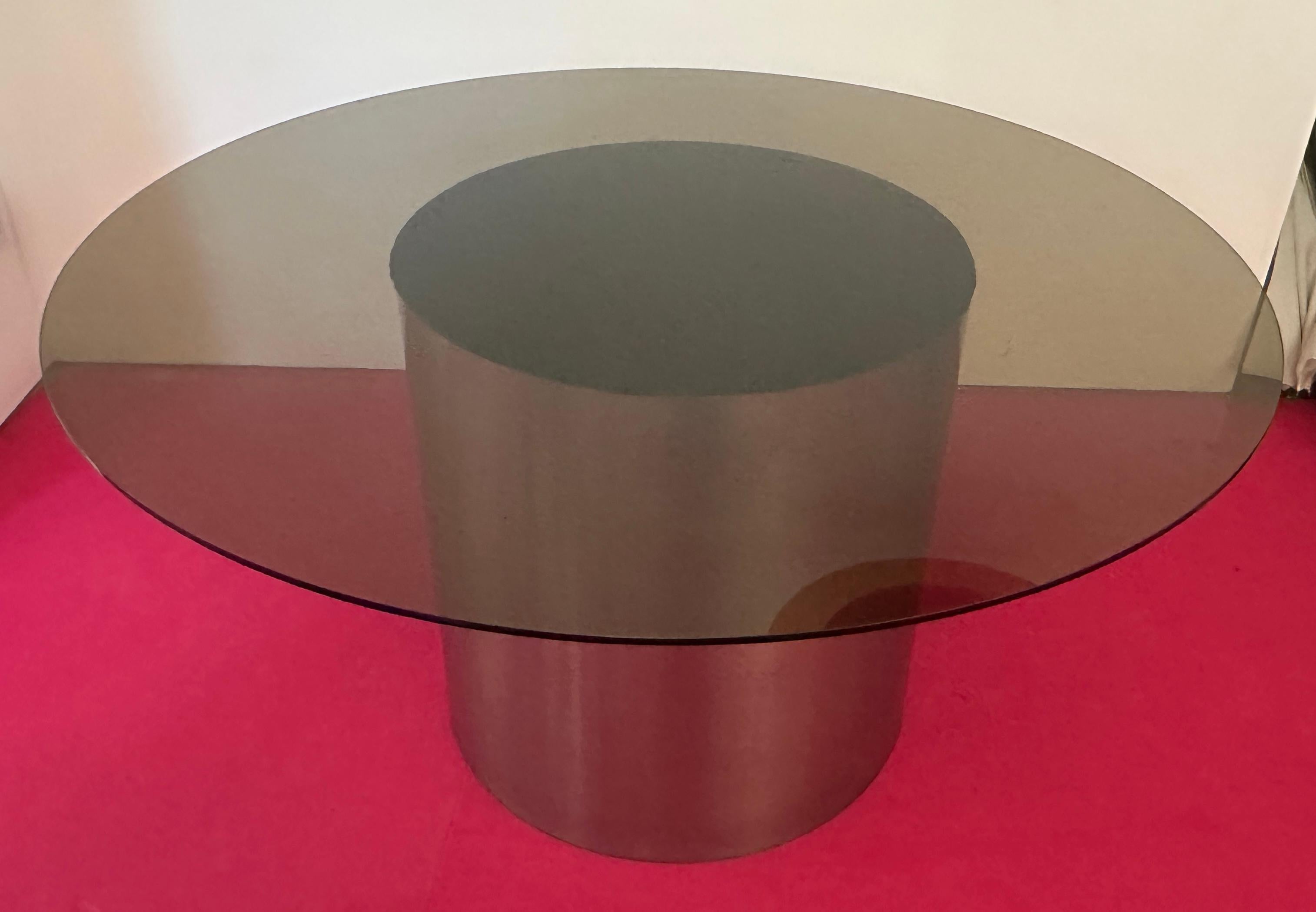 Américain 1970 - Table de salle à manger circulaire en acier inoxydable poli, cylindre et verre fumé en vente