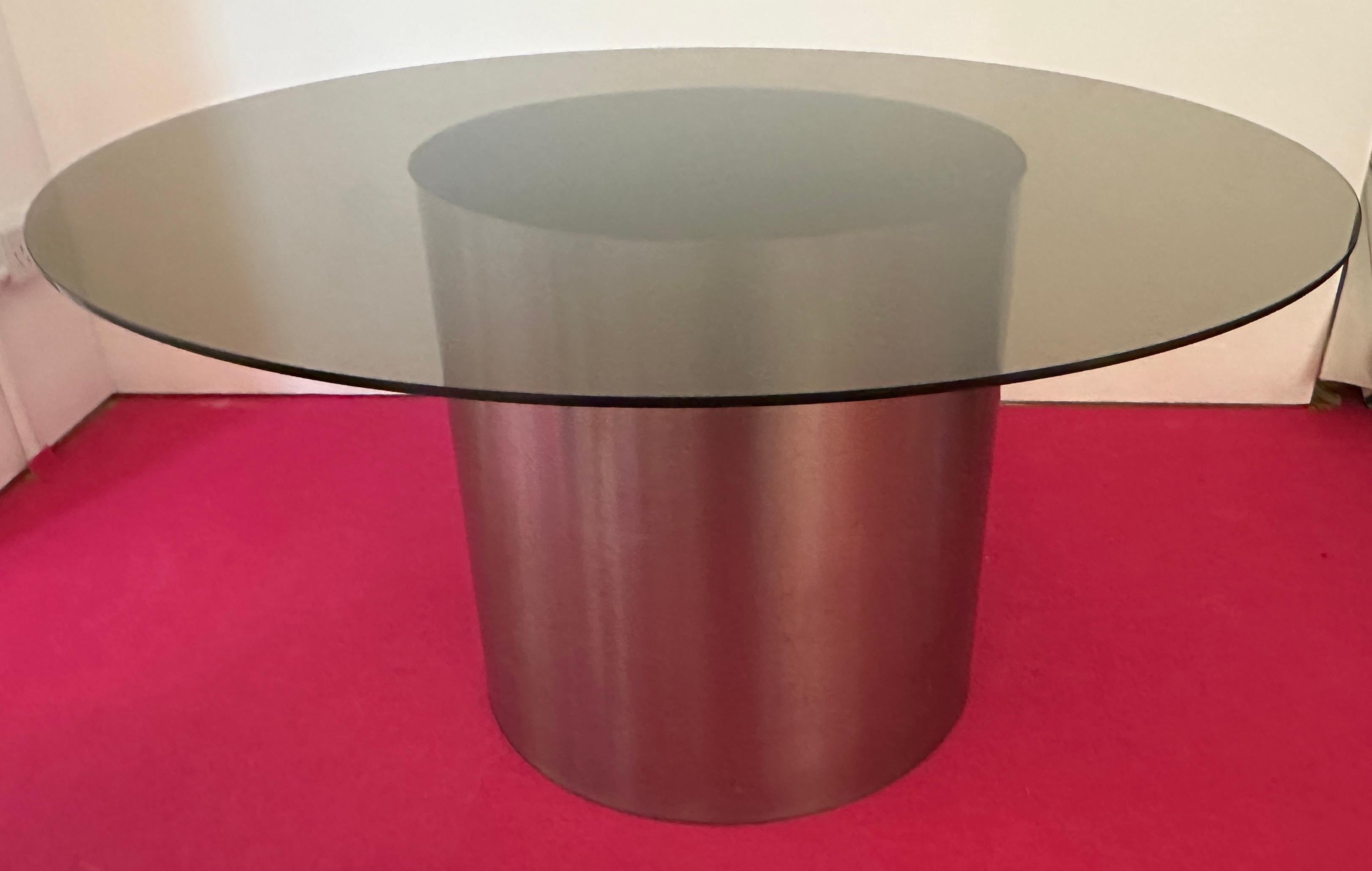 Poli 1970 - Table de salle à manger circulaire en acier inoxydable poli, cylindre et verre fumé en vente