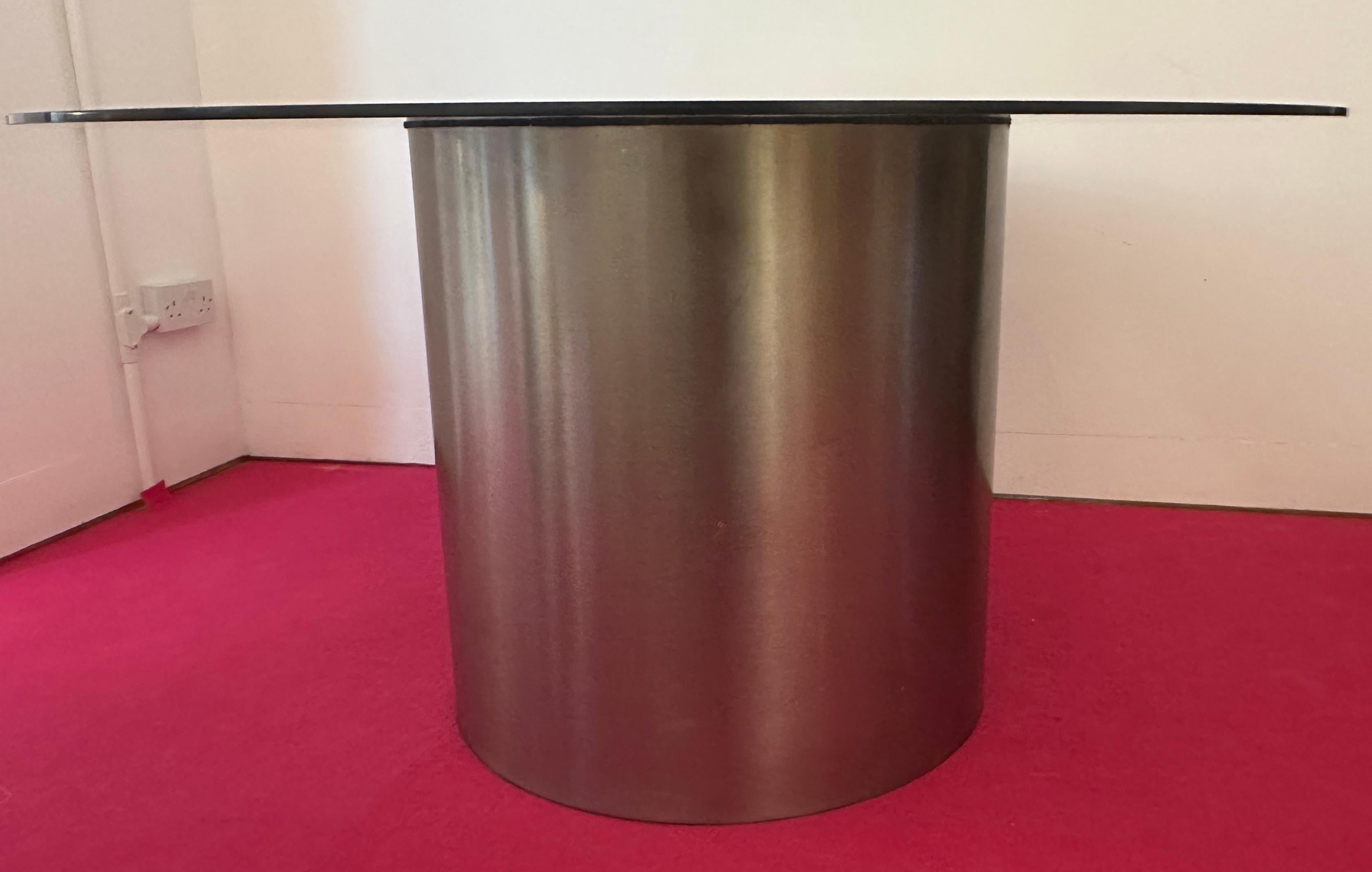 1970 - Table de salle à manger circulaire en acier inoxydable poli, cylindre et verre fumé Bon état - En vente à London, GB