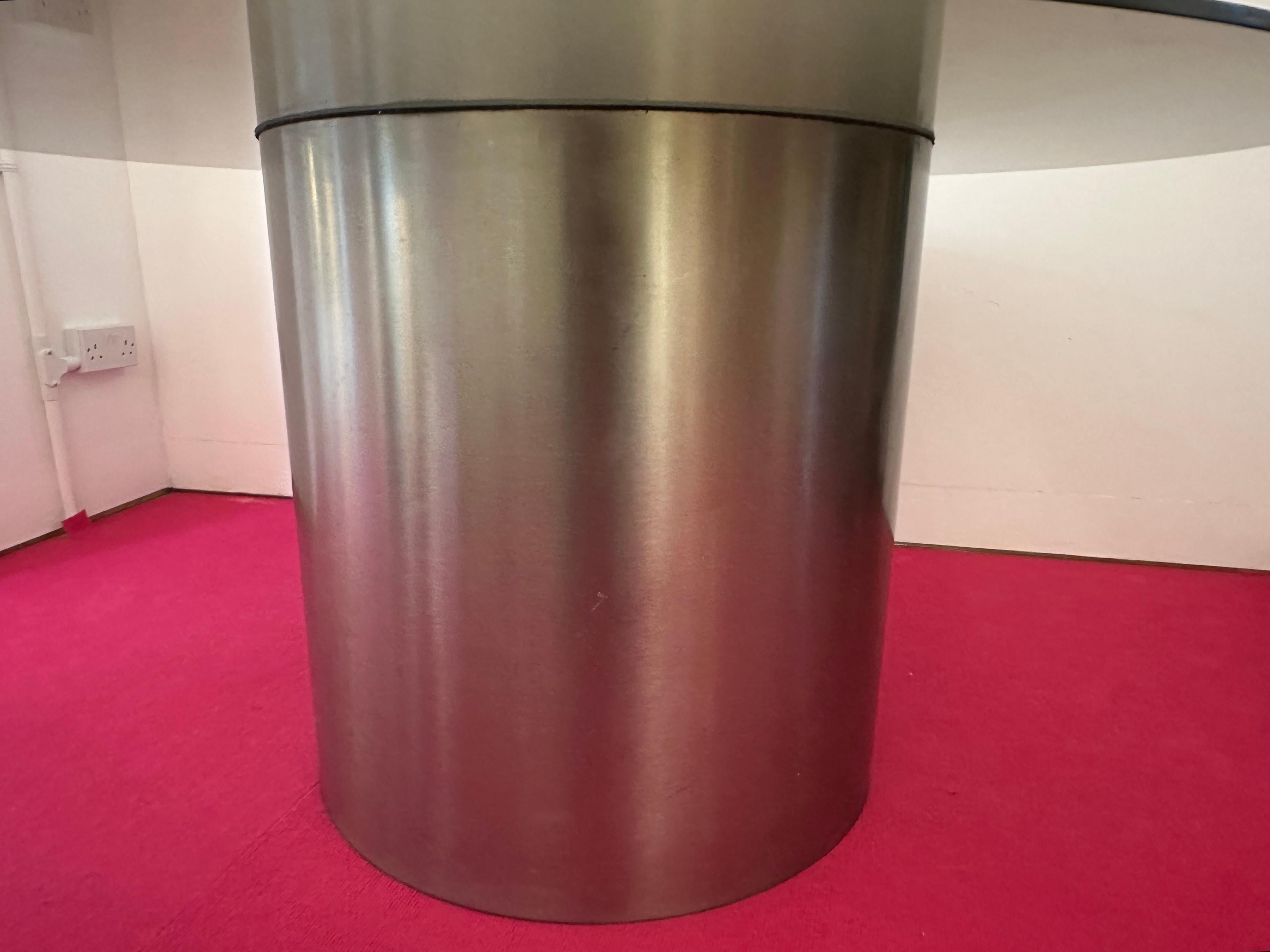 Fin du 20e siècle 1970 - Table de salle à manger circulaire en acier inoxydable poli, cylindre et verre fumé en vente