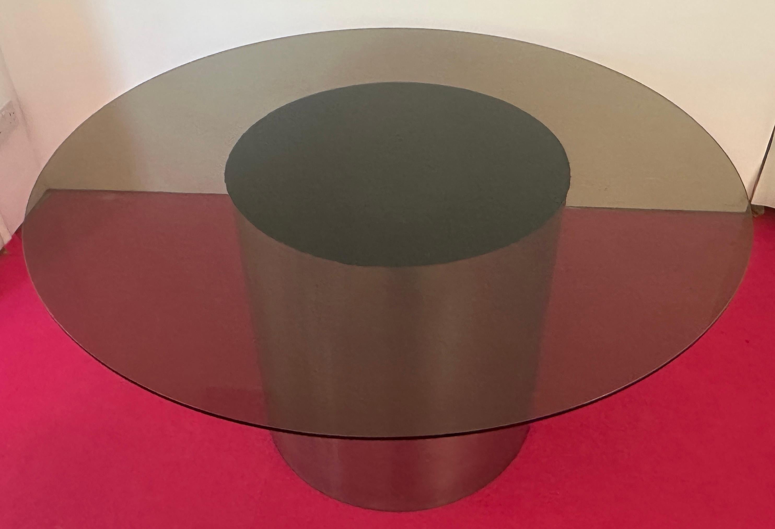 1970 - Table de salle à manger circulaire en acier inoxydable poli, cylindre et verre fumé en vente 1