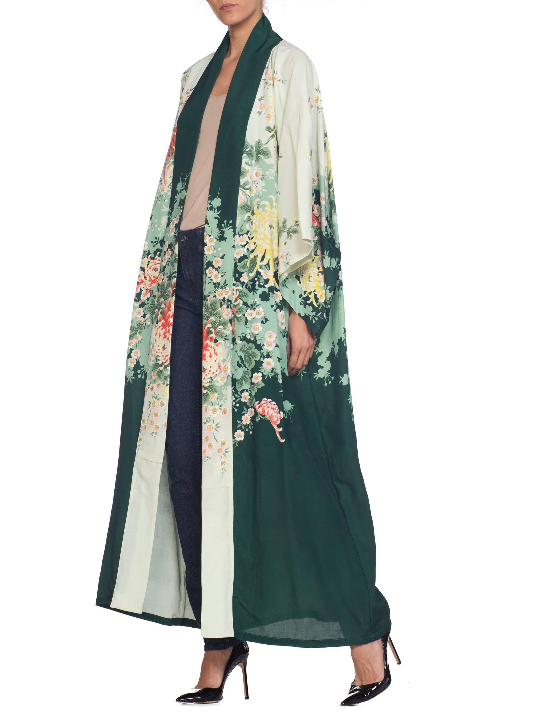 Poly-Kimono in Grün mit Blumenmuster, 1970er Jahre (Grau)