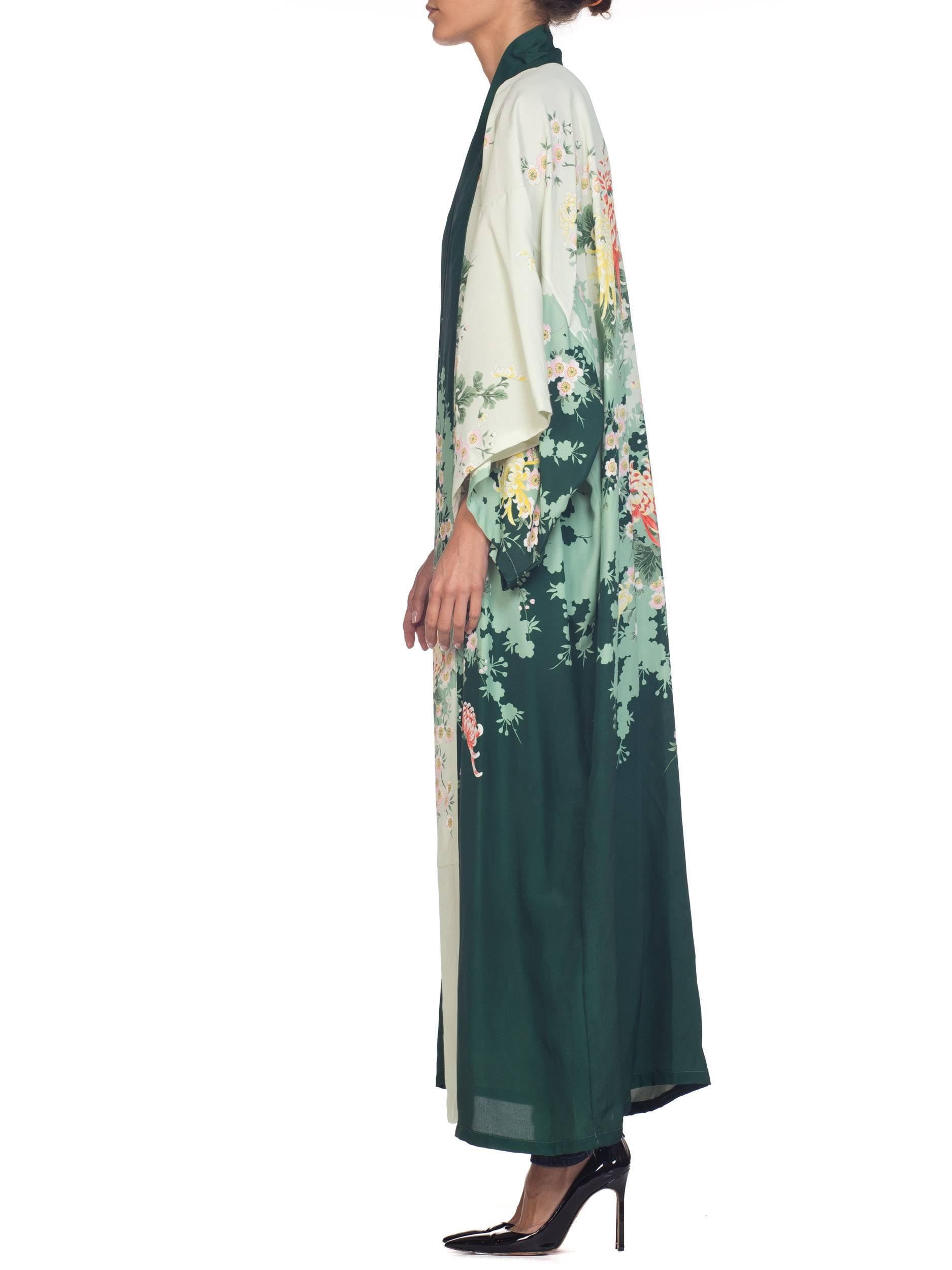 Poly-Kimono in Grün mit Blumenmuster, 1970er Jahre im Zustand „Gut“ in New York, NY