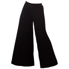Poliestere 1970S  Divertenti e chic questi pantaloni neri a gamba larga sono caratterizzati da una vestibilità stretta e confortevole.