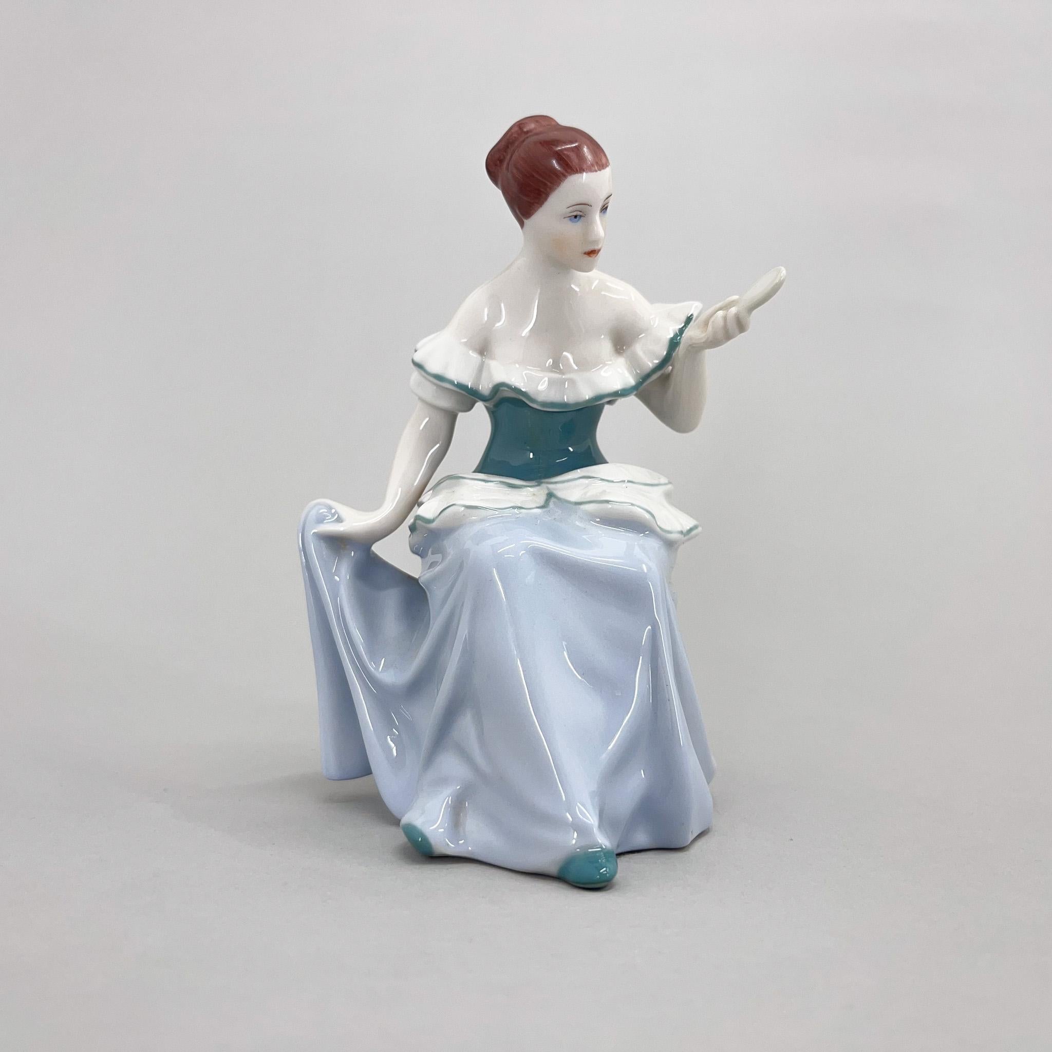 Statue vintage en porcelaine produite par le célèbre Royal Dux dans l'ancienne Tchécoslovaquie dans les années 1970.