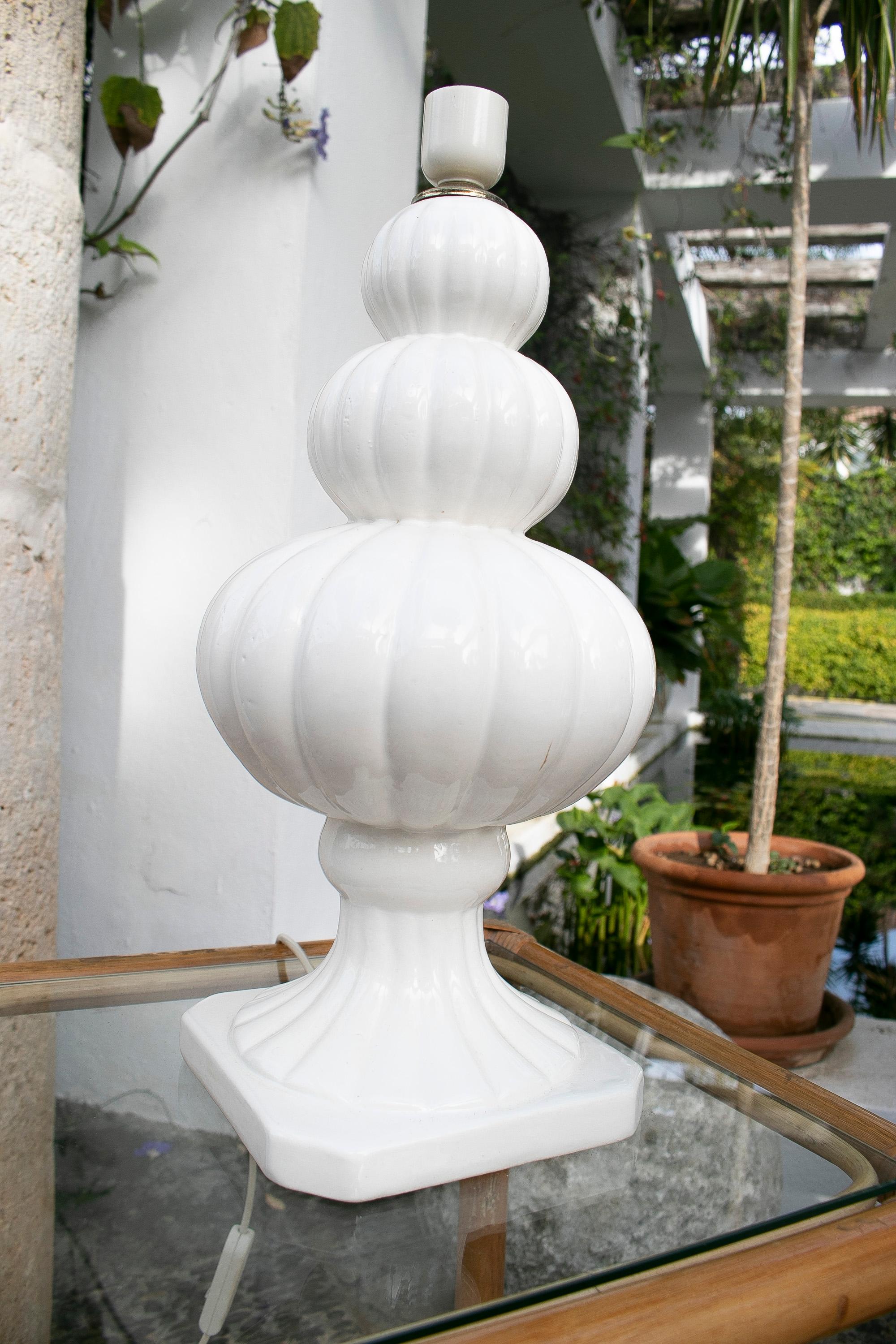 1970's Porcelain Table Lamp in White Colour and with a White Rounded Shape In Good Condition For Sale In Marbella, ES