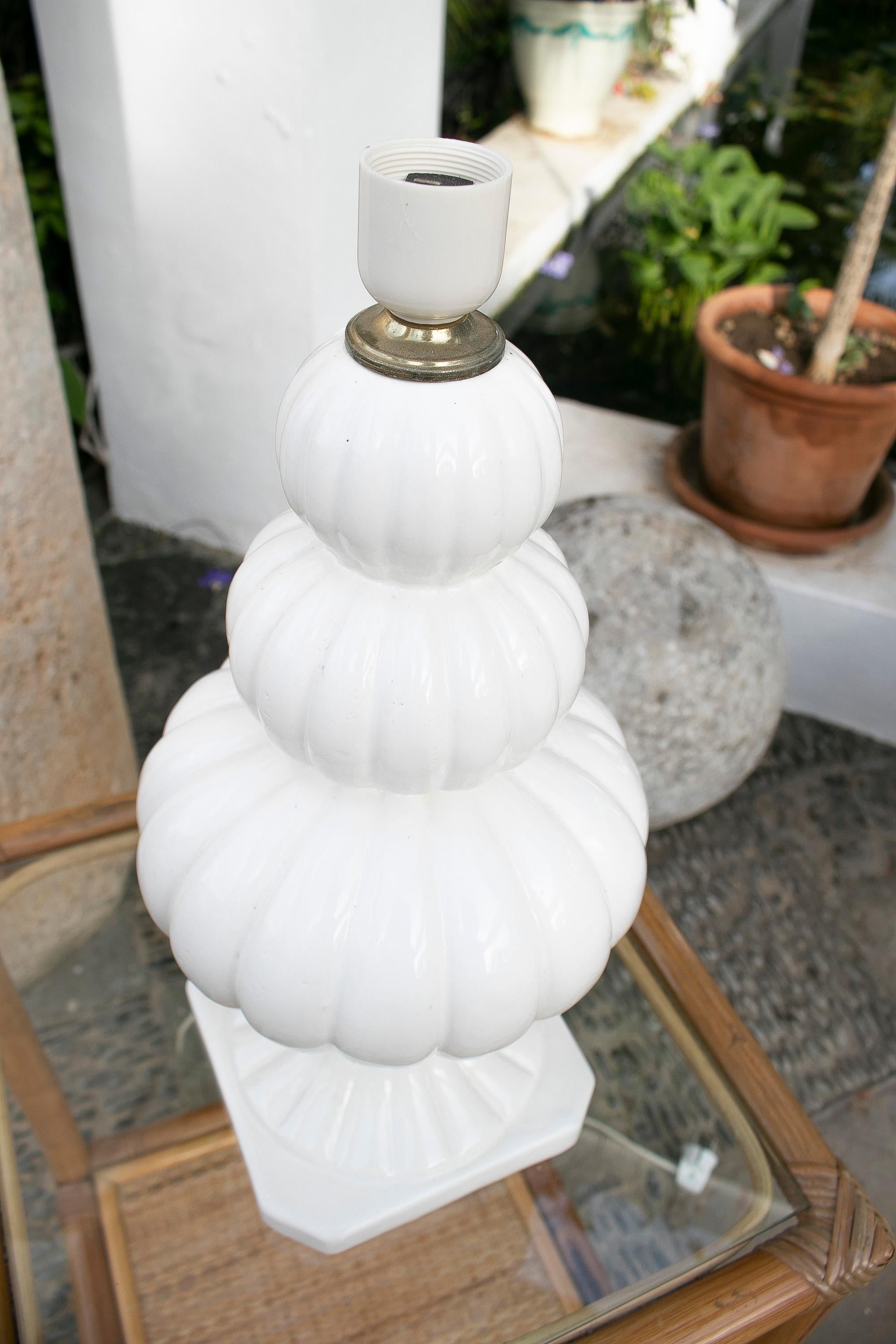 20th Century 1970's Porcelain Table Lamp in White Colour and with a White Rounded Shape For Sale