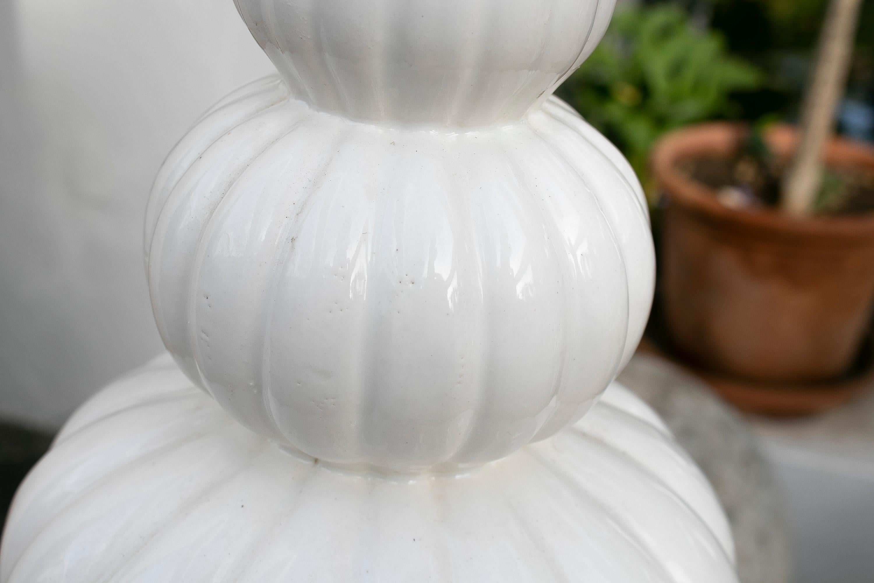 1970's Porcelain Table Lamp in White Colour and with a White Rounded Shape For Sale 2