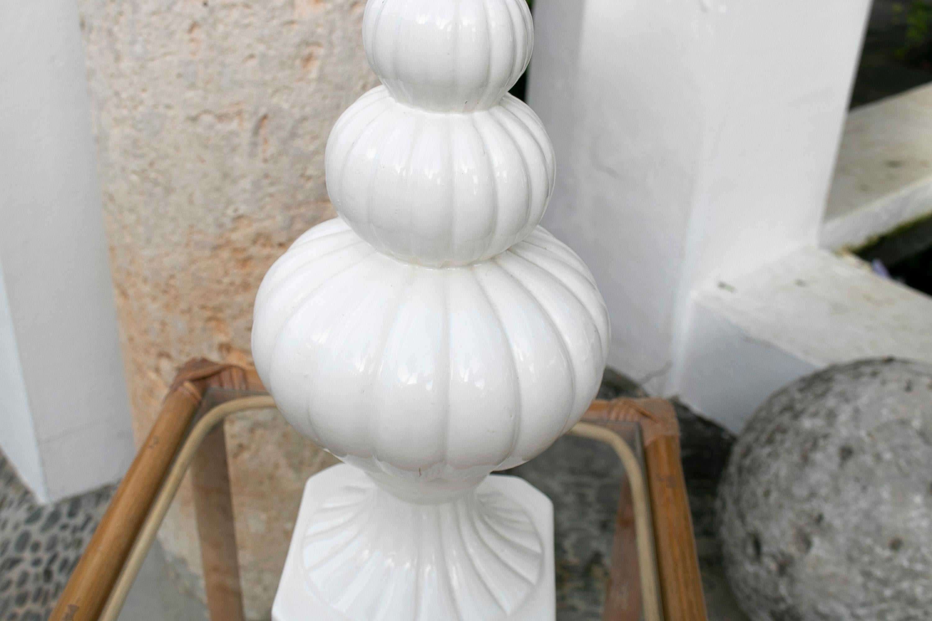 1970's Porcelain Table Lamp in White Colour and with a White Rounded Shape For Sale 3
