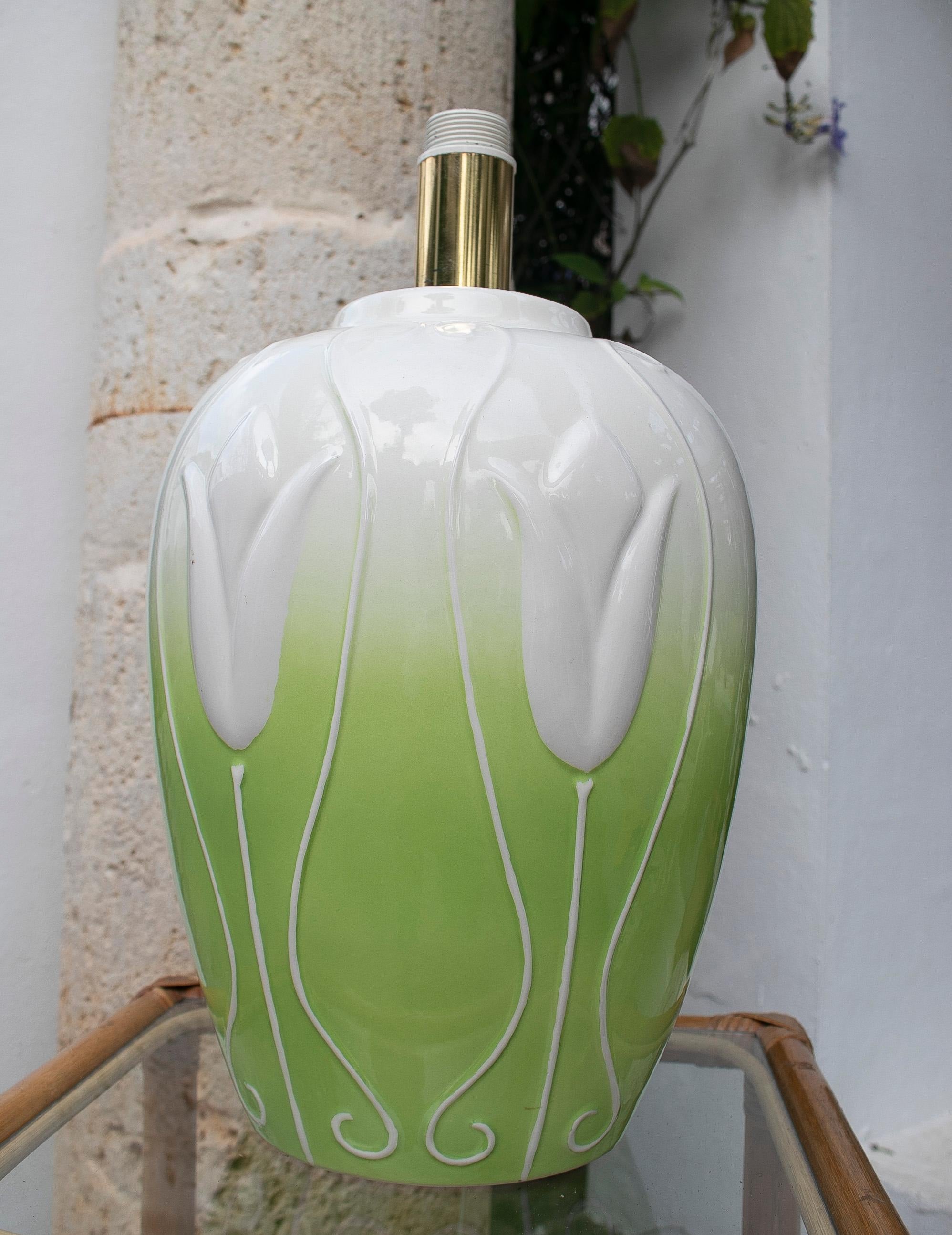 Porcelaine Lampe de table des années 1970 de couleur blanche et verte avec tulipes en vente