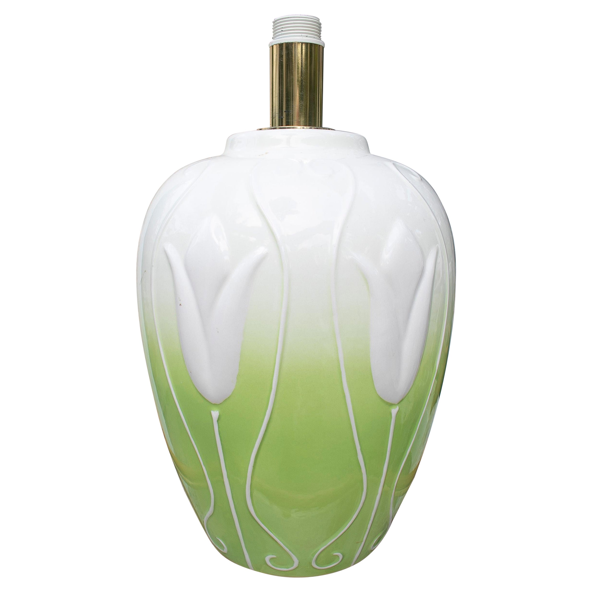 Lámpara de mesa de porcelana blanca y verde de los años 70 con tulipanes en venta