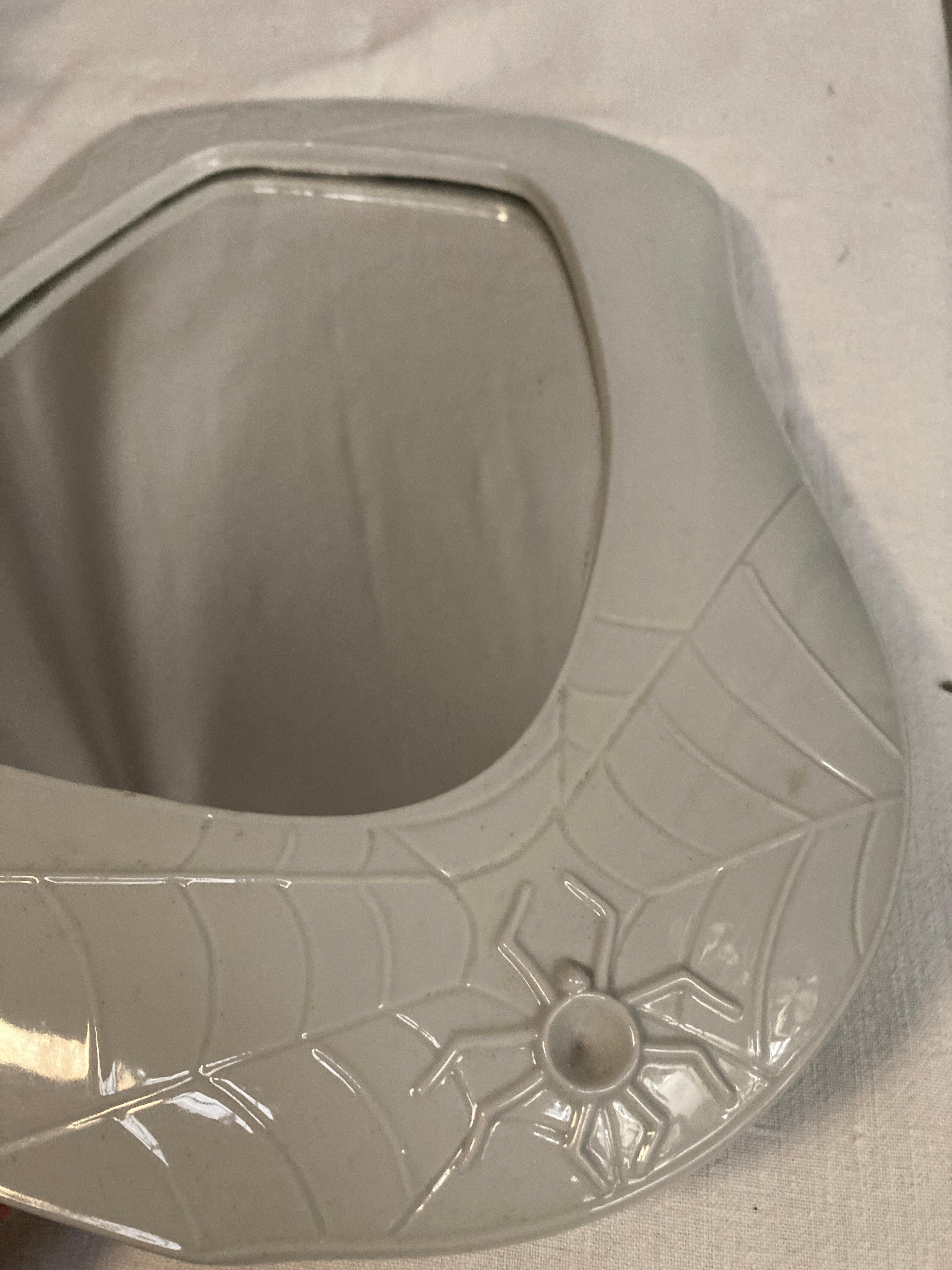 Espejo de porcelana de los años 70 con tela de araña Europeo en venta