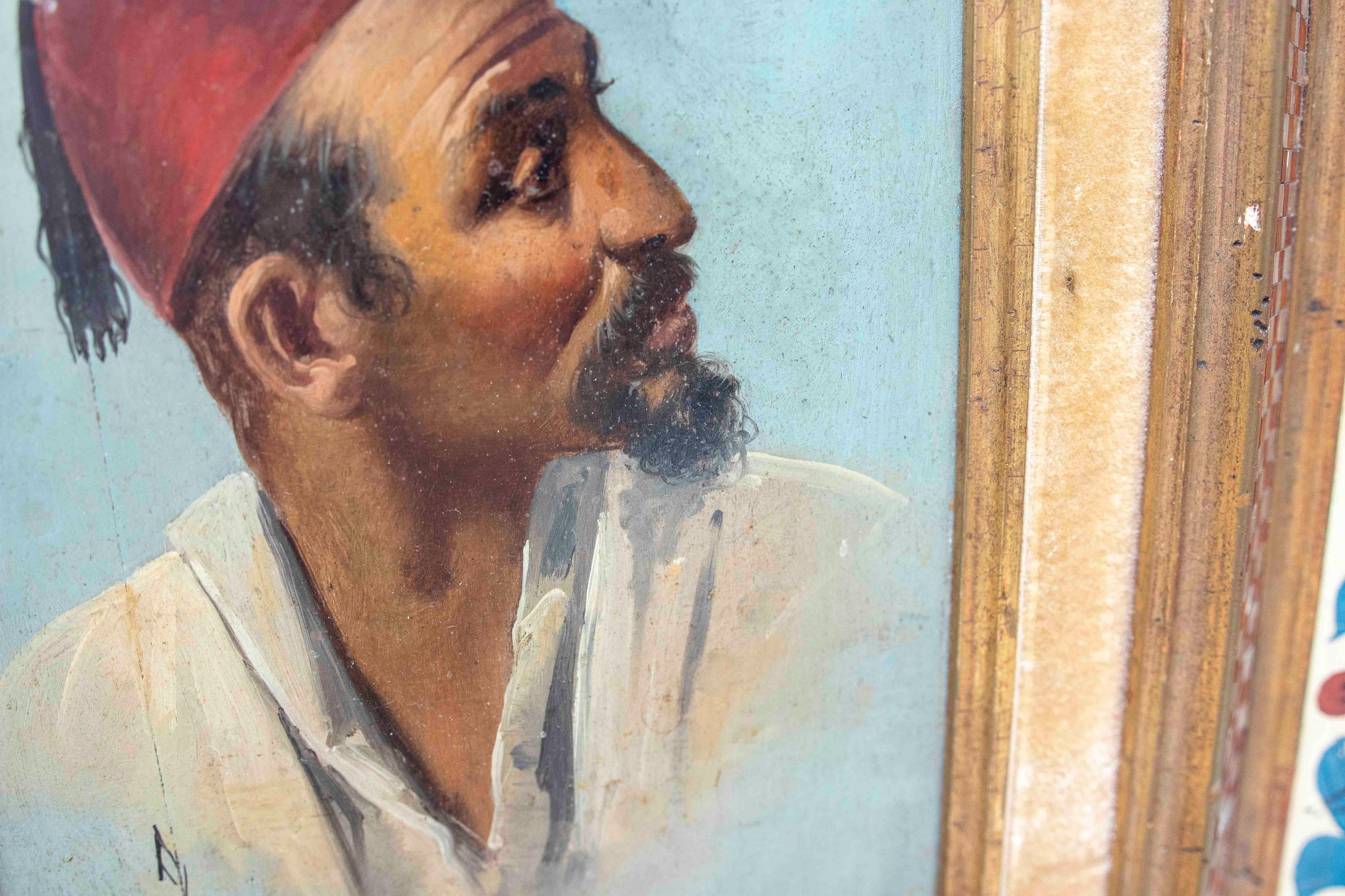 Ritratto di uomo con fez degli anni '70 incorniciato con motivi floreali e intarsi in vendita 5