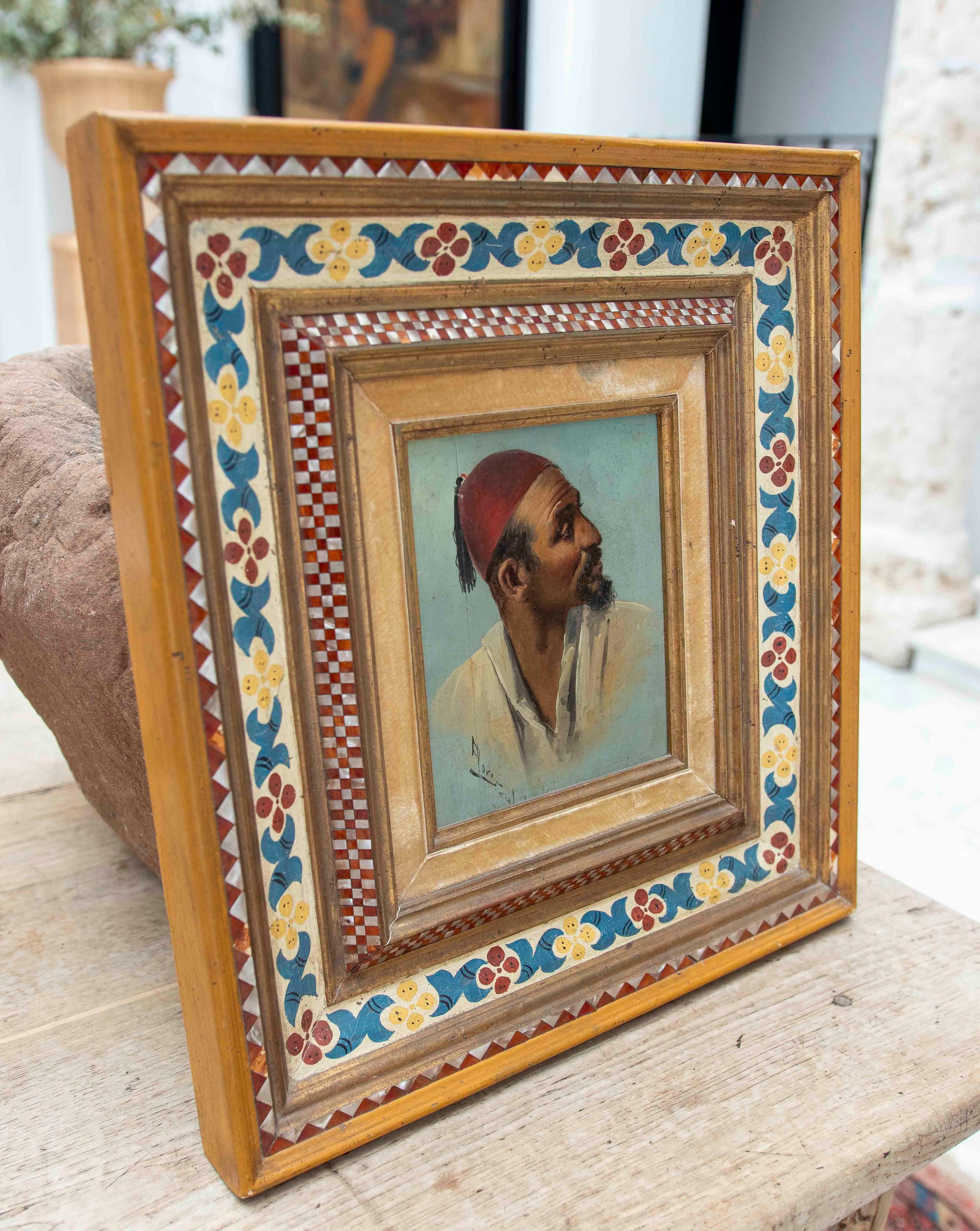 Marocchino Ritratto di uomo con fez degli anni '70 incorniciato con motivi floreali e intarsi in vendita