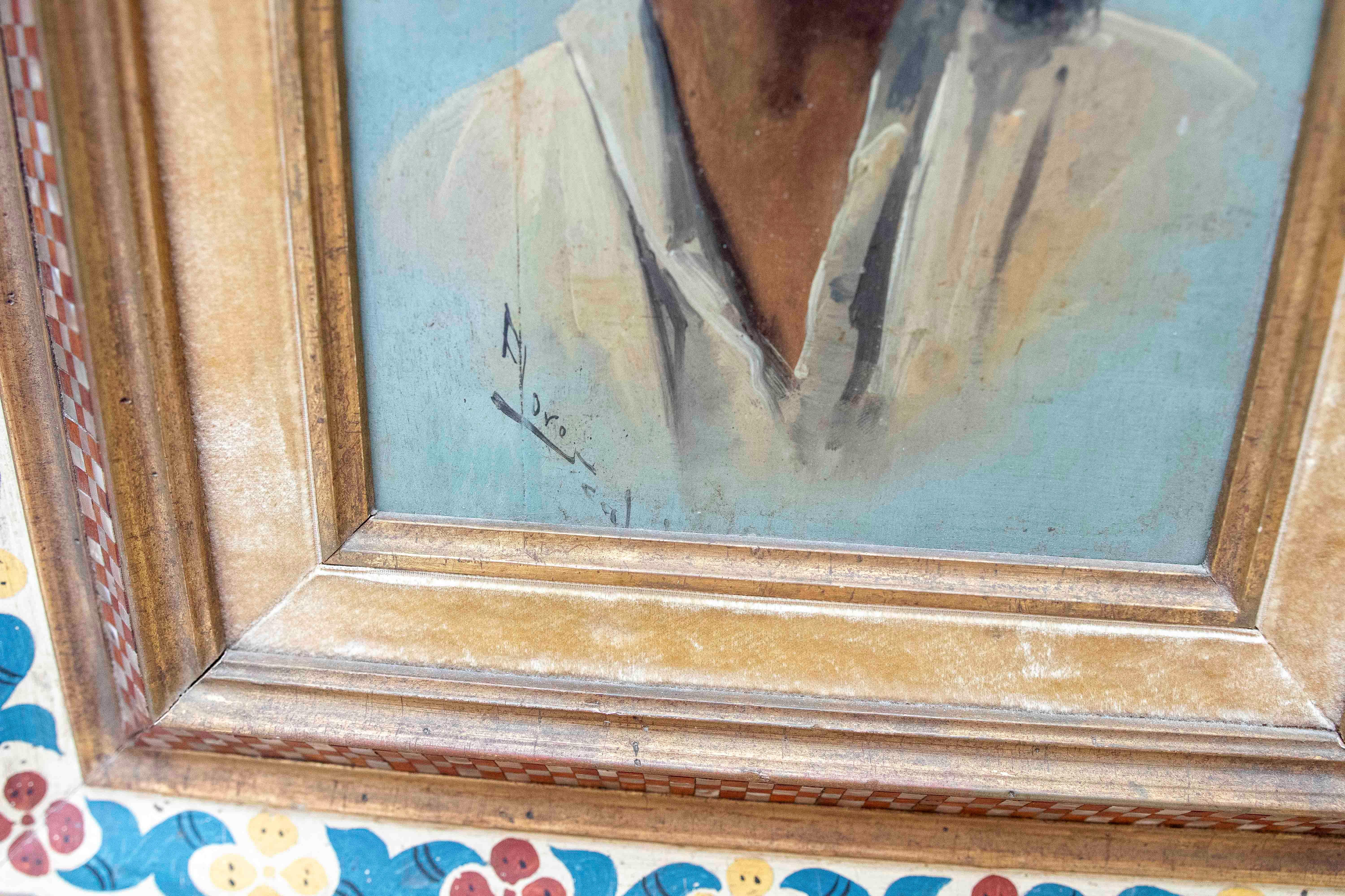 Dipinto a mano Ritratto di uomo con fez degli anni '70 incorniciato con motivi floreali e intarsi in vendita