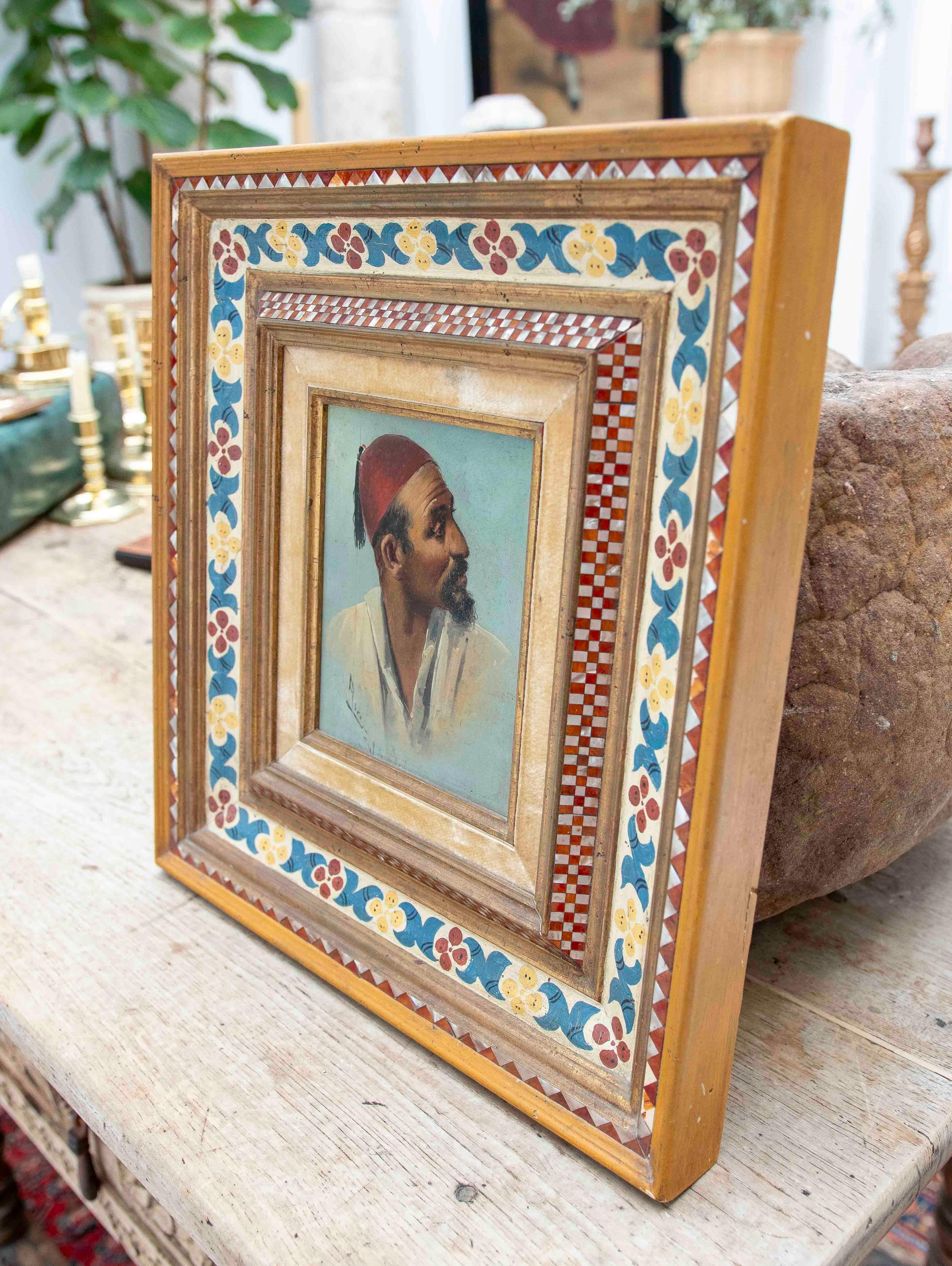 Ritratto di uomo con fez degli anni '70 incorniciato con motivi floreali e intarsi In condizioni buone in vendita a Marbella, ES