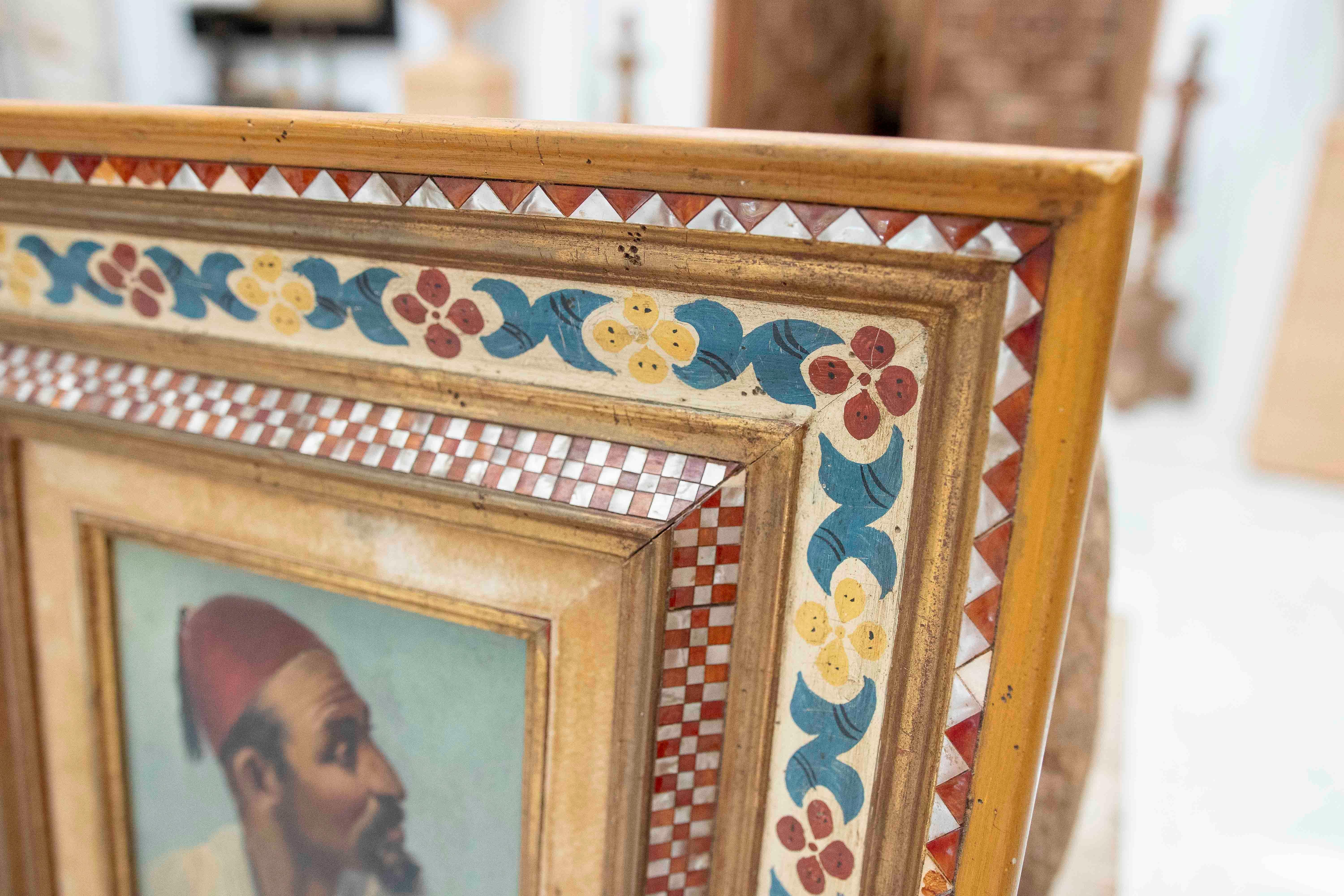 XX secolo Ritratto di uomo con fez degli anni '70 incorniciato con motivi floreali e intarsi in vendita