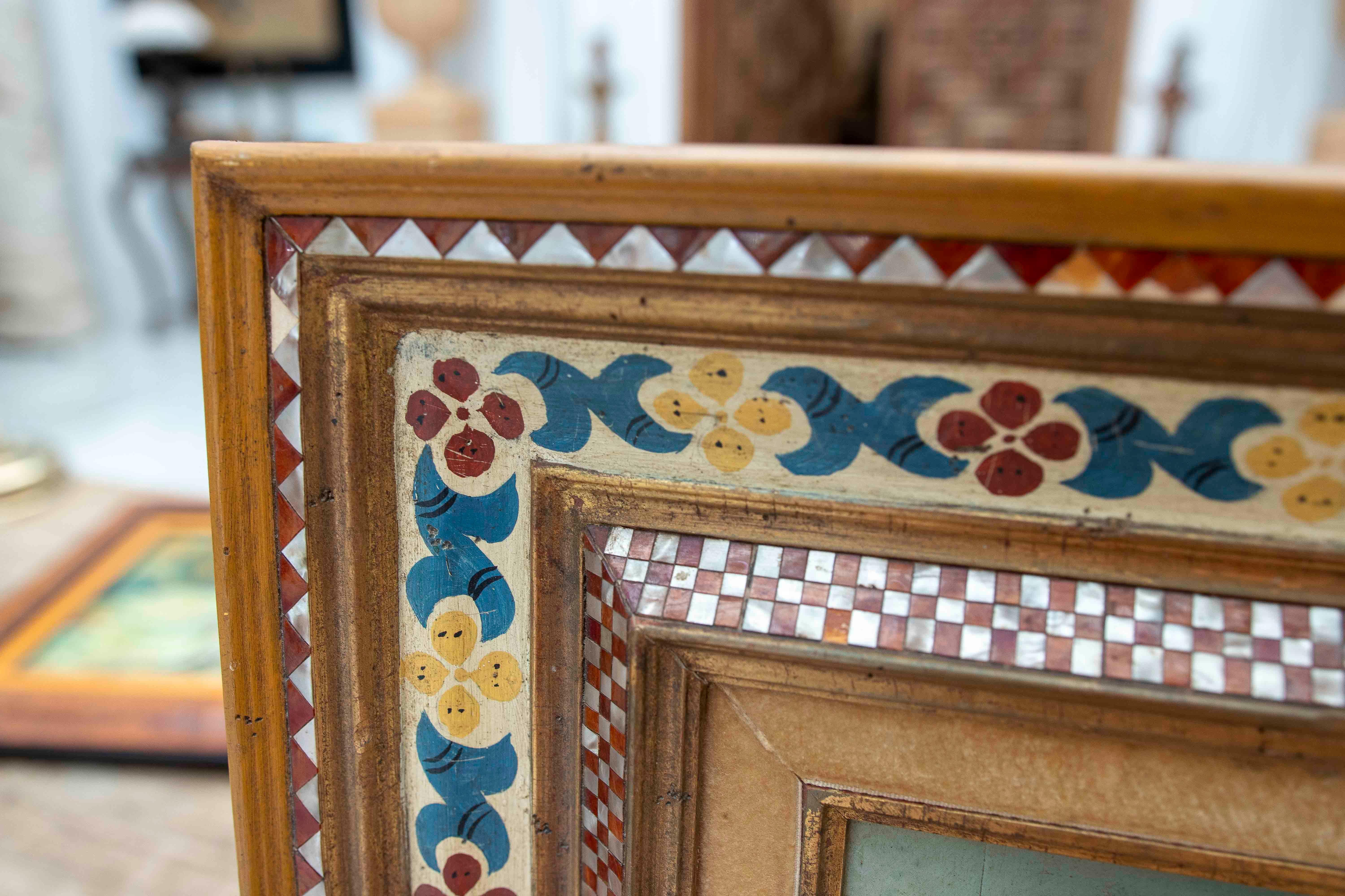 Legno Ritratto di uomo con fez degli anni '70 incorniciato con motivi floreali e intarsi in vendita