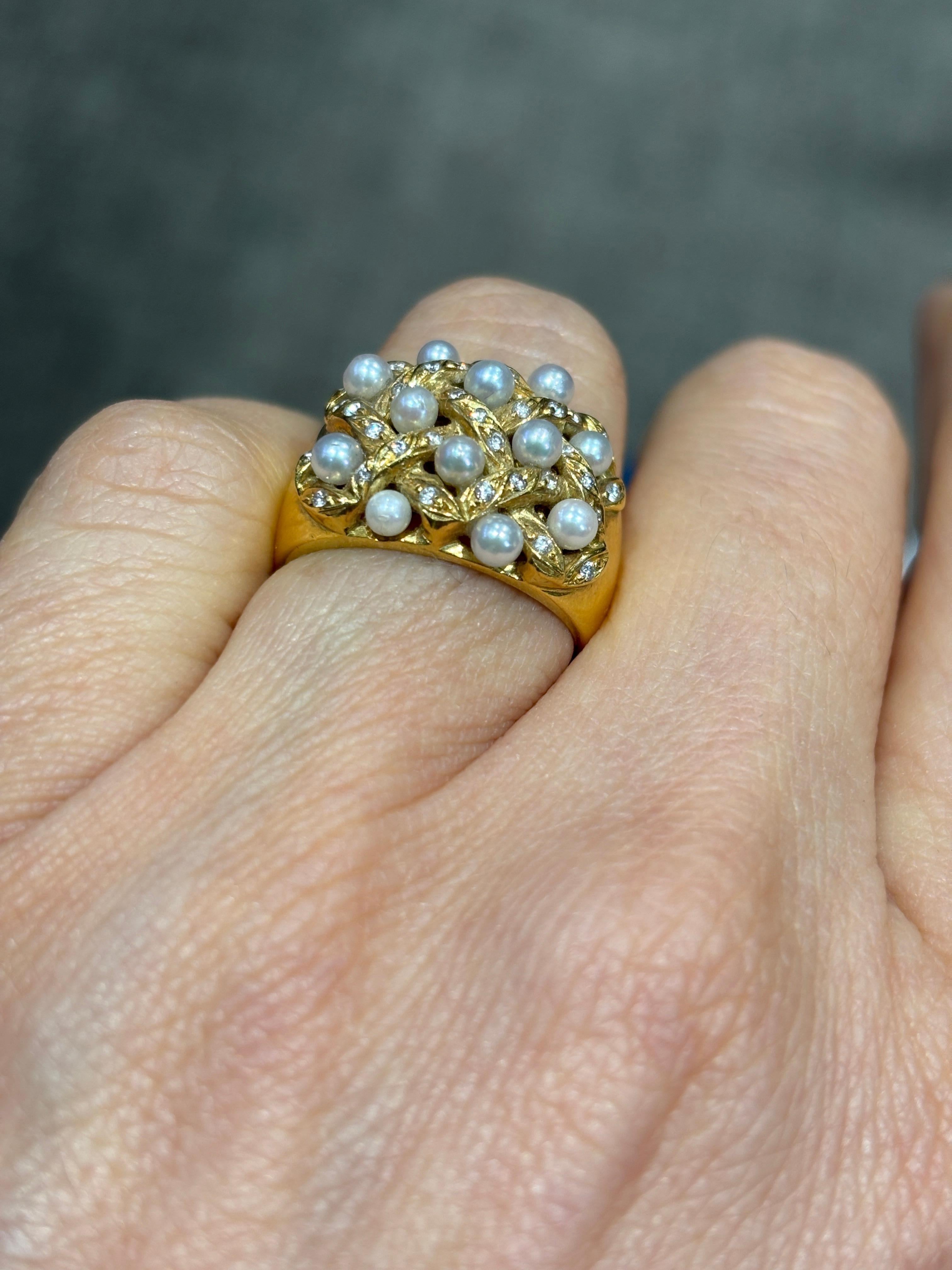 Femenino o masculino Anillo de cóctel portugués de oro de 19 quilates, perlas y diamantes de los años 70 en venta