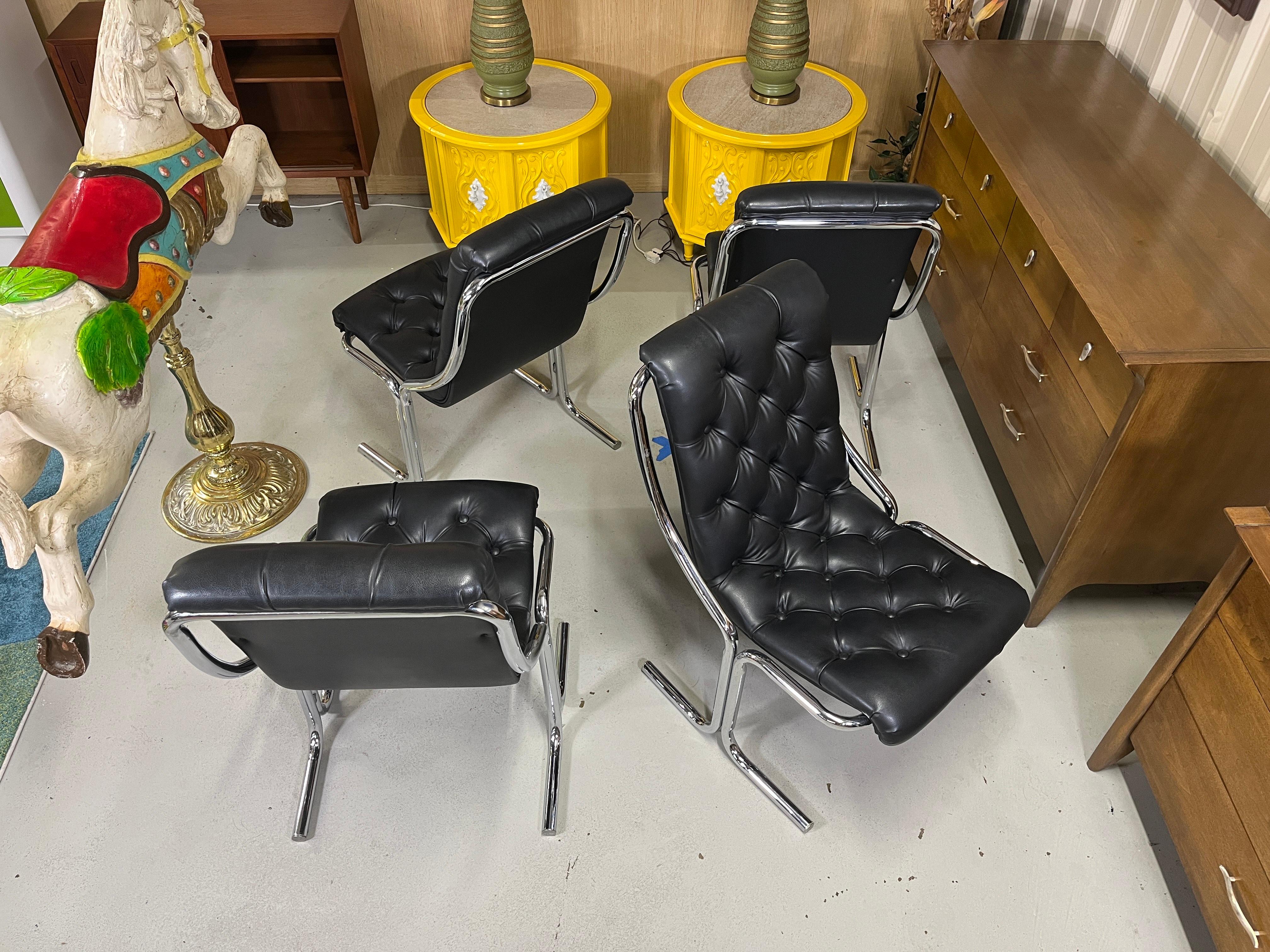 Sillas Post Modernas Daystrom Scoop de Vinilo Negro y Cromo de los Años 70 en venta 6