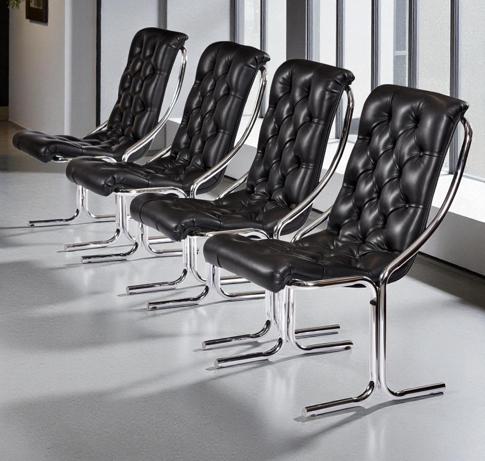 Exudando estilo audaz y elegancia estructural, este cuidado conjunto de cuatro sillas de Daystrom presenta un ejemplo de libro de texto de la ambición moderna de mediados de siglo ejecutada en cromo y vinilo. Cada silla tiene una base tubular