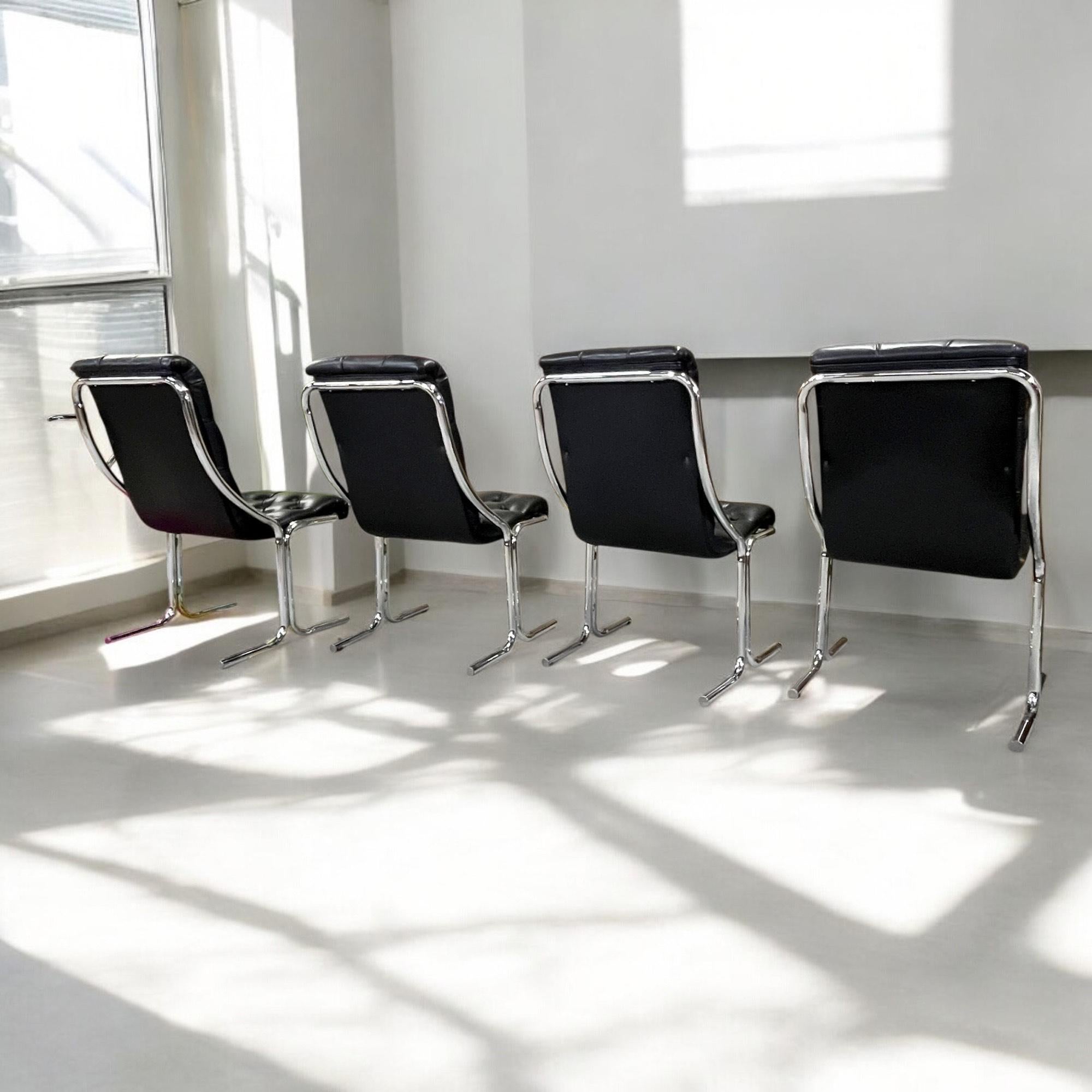 Sillas Post Modernas Daystrom Scoop de Vinilo Negro y Cromo de los Años 70 Estadounidense en venta