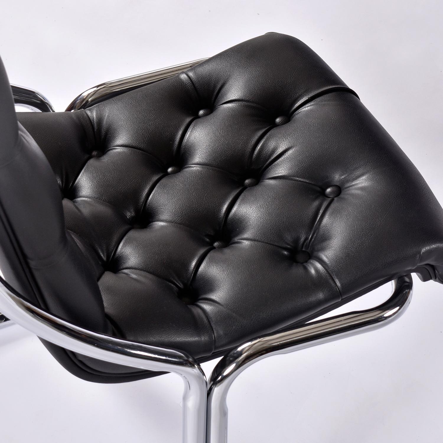 Sillas Post Modernas Daystrom Scoop de Vinilo Negro y Cromo de los Años 70 finales del siglo XX en venta