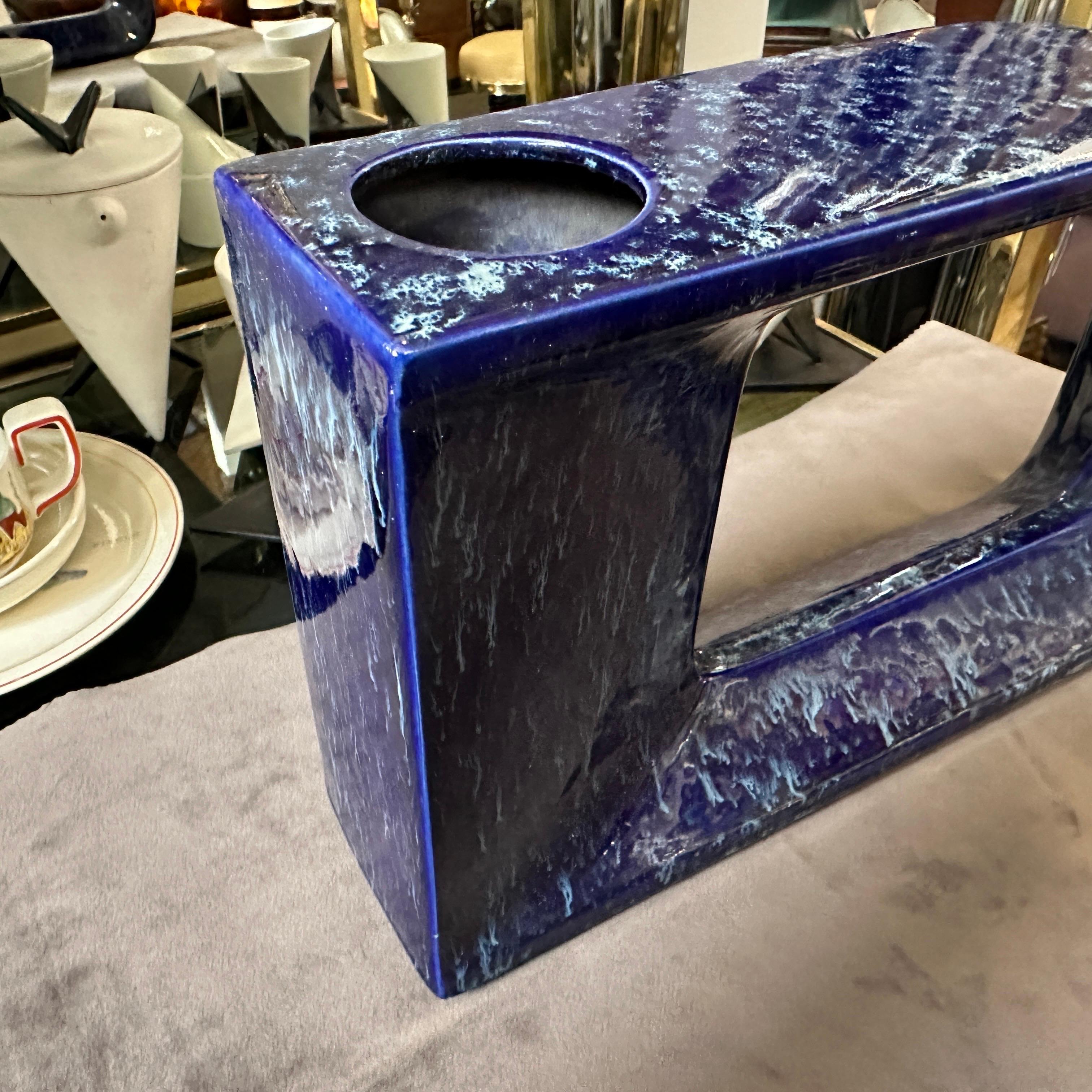 Italiano Vaso postmoderno in ceramica blu degli anni '70 di Rigon per Bertoncello in vendita