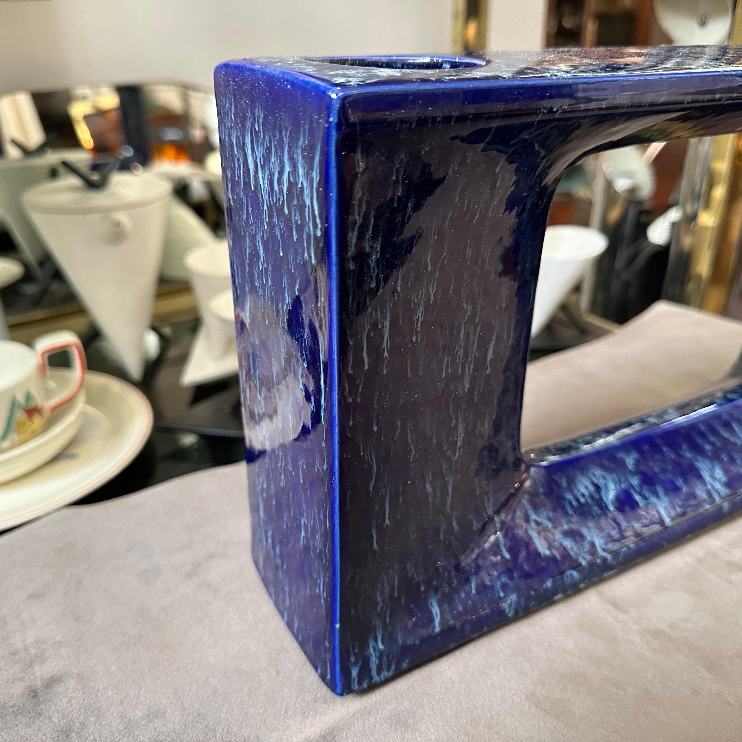 Dipinto a mano Vaso postmoderno in ceramica blu degli anni '70 di Rigon per Bertoncello in vendita
