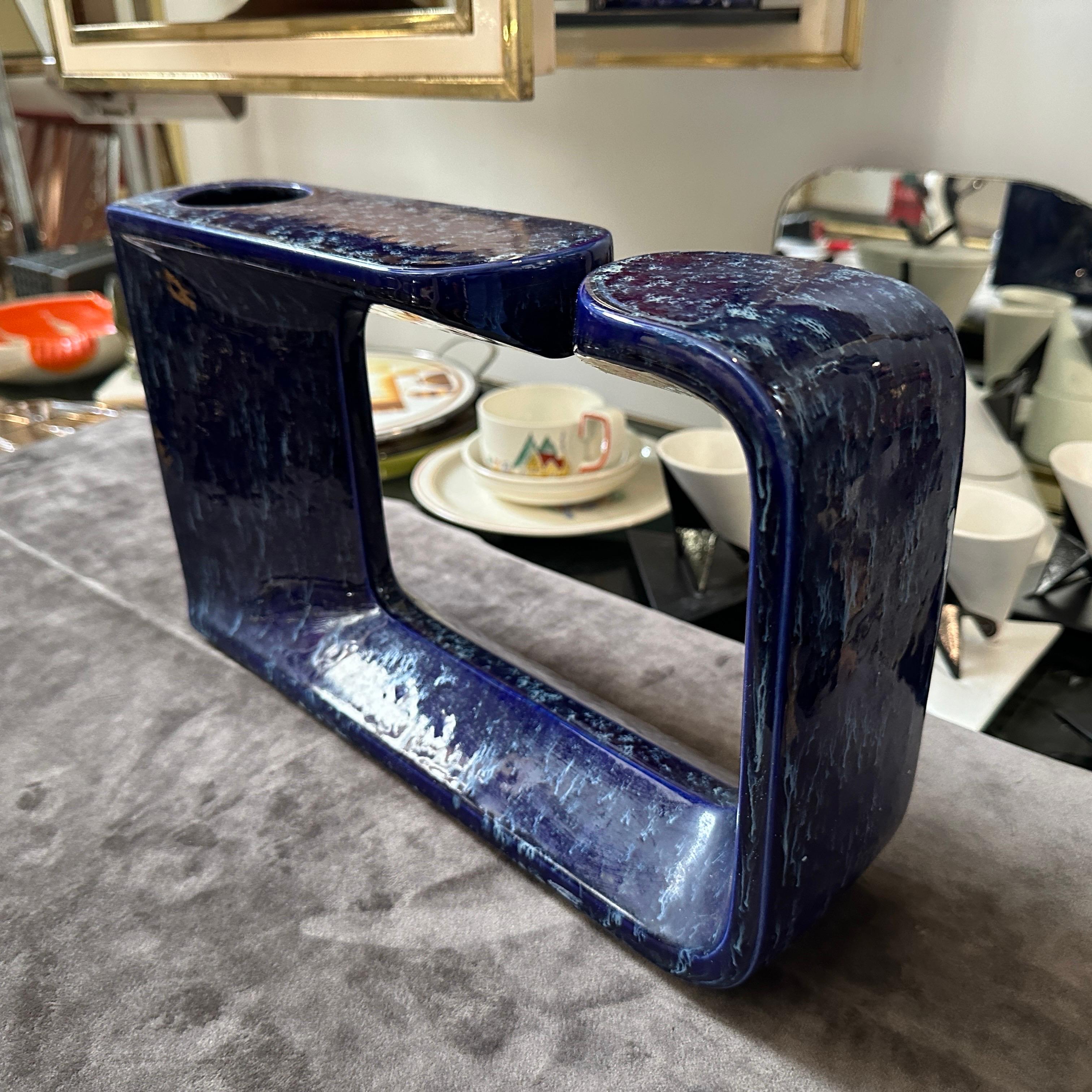 XX secolo Vaso postmoderno in ceramica blu degli anni '70 di Rigon per Bertoncello in vendita