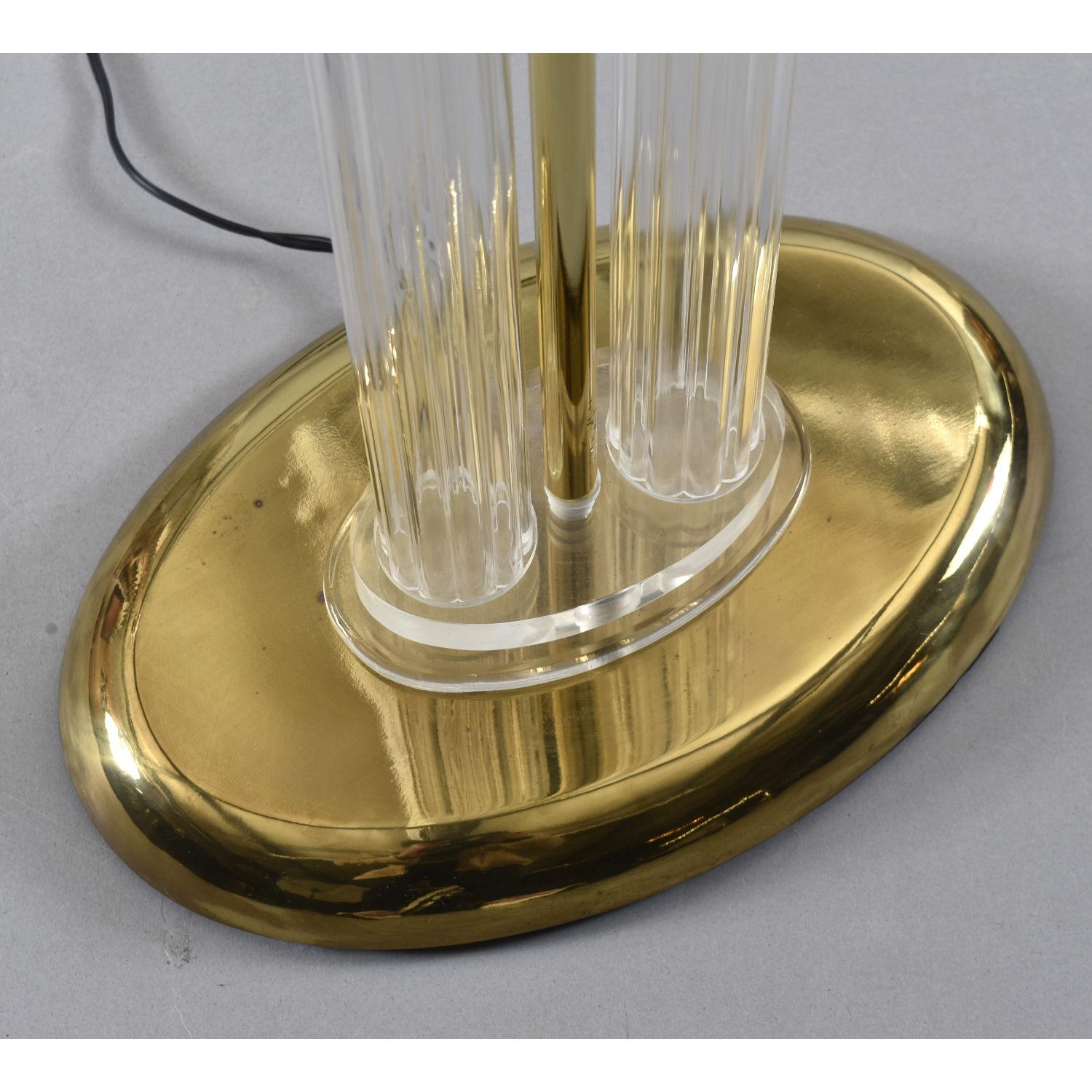Lampadaire torchère en acrylique clair, lucite et laiton doré, The Moderns, 1970 en vente 4